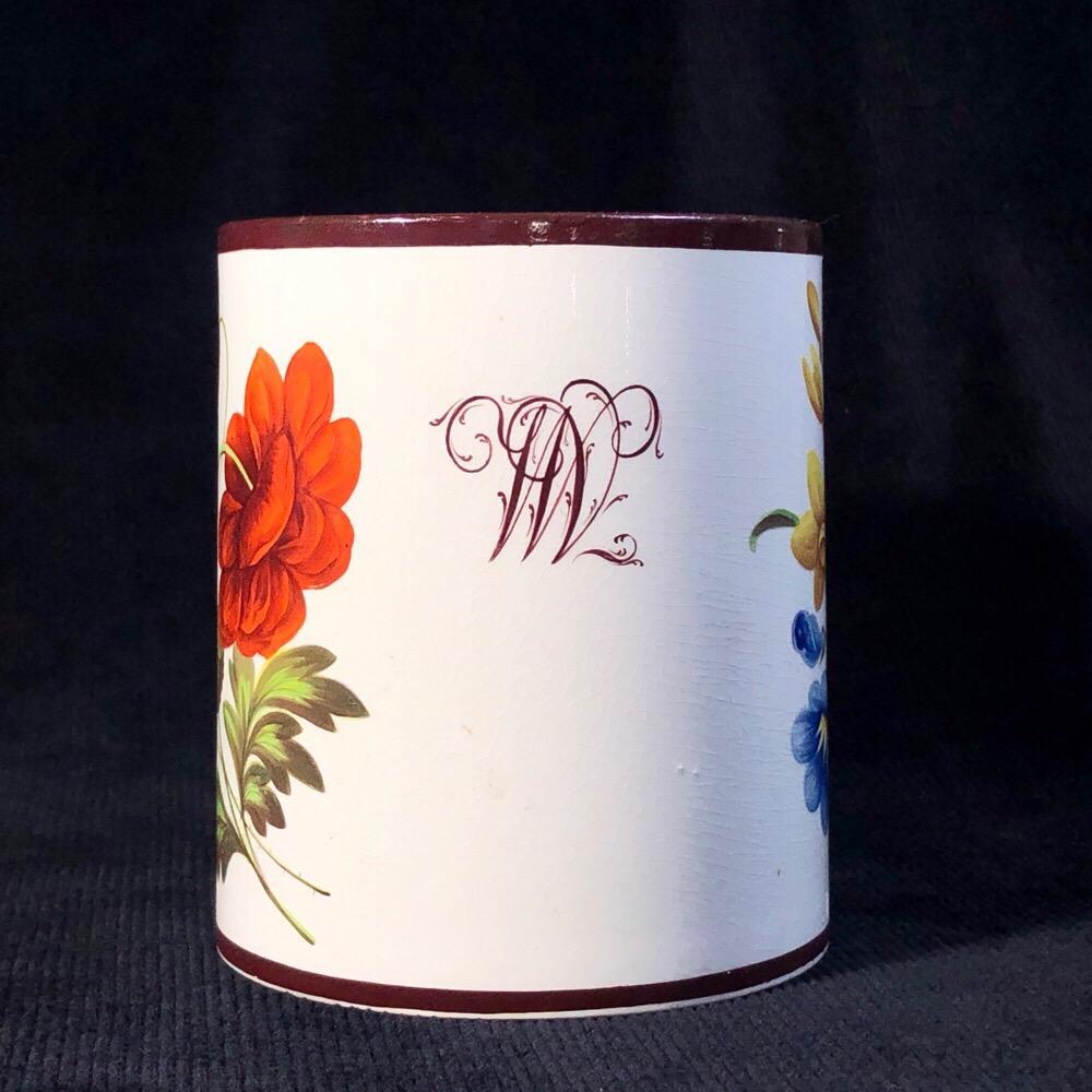 Englischer Wedgwoodware-Becher aus englischem Wedgwoodware, gut bemalt mit großen Blumengruppen, um 1800 (Frühes 19. Jahrhundert) im Angebot