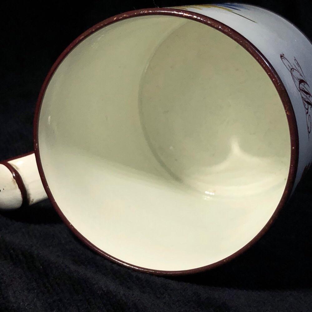 Englischer Wedgwoodware-Becher aus englischem Wedgwoodware, gut bemalt mit großen Blumengruppen, um 1800 im Angebot 1