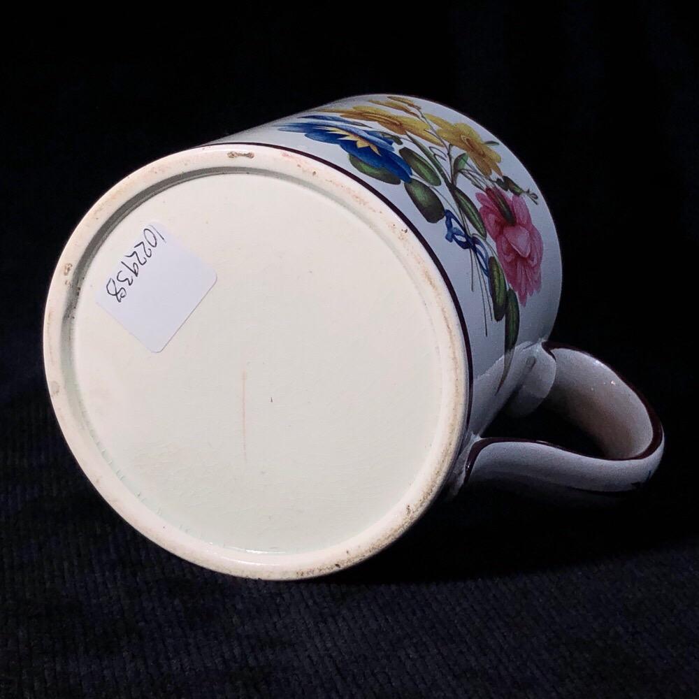 Englischer Wedgwoodware-Becher aus englischem Wedgwoodware, gut bemalt mit großen Blumengruppen, um 1800 im Angebot 2