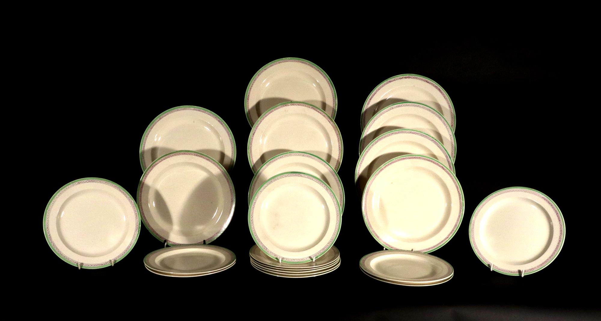 Englisches Sahnegeschirr Dessert Service,
Hicks, Meigh & Co,
Twenty One Pieces,
CIRCA 1822-35

Die kreisrunden Teller und Schalen sind in der Mitte undekoriert und haben zwei Bänder mit Design am Rand,  Der Rand ist von einem durchgehenden grünen
