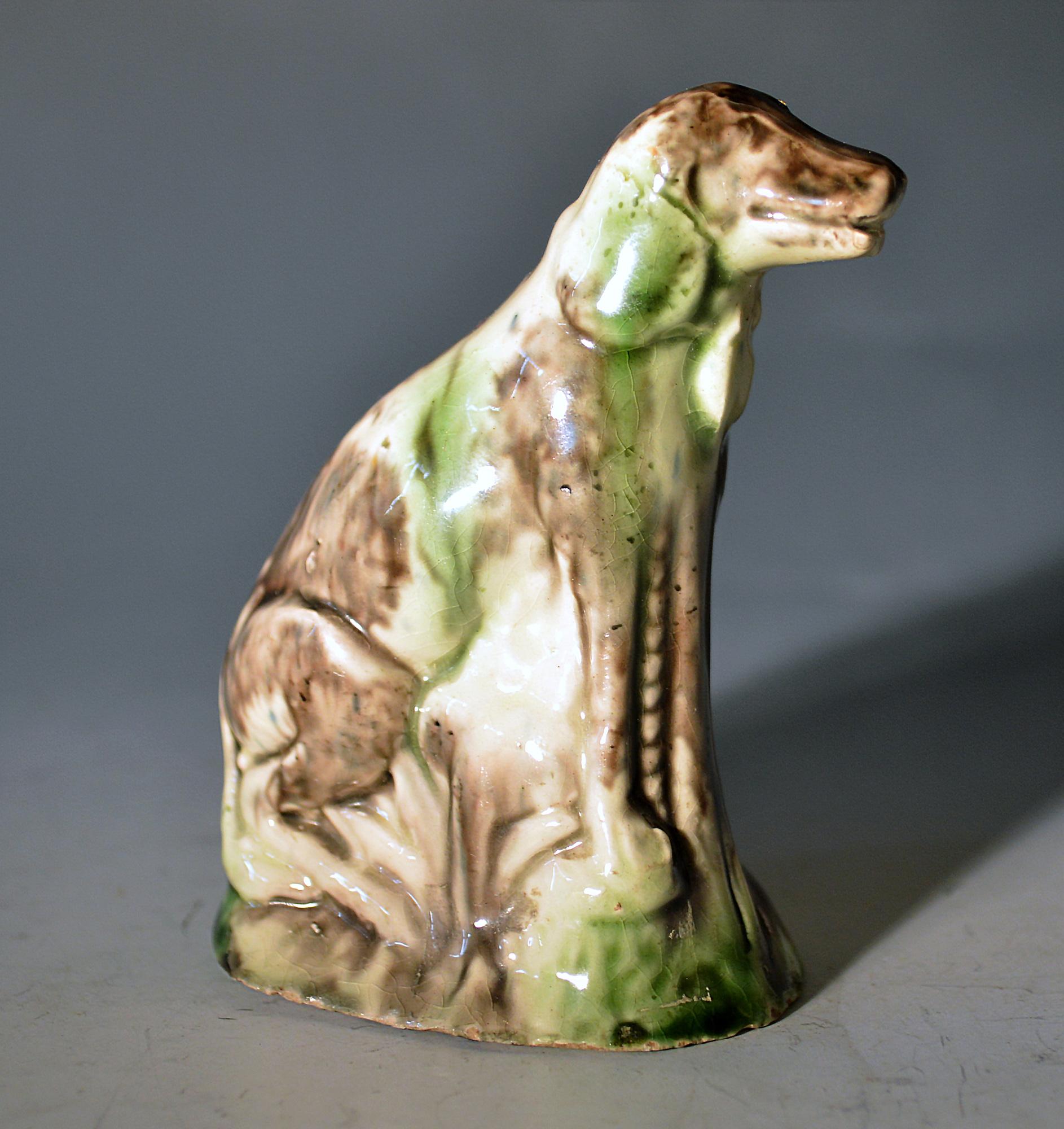 Mastino georgiano in ceramica cremosa, tipo Whieldon
Circa 1765-75

Questa affascinante figura di cane da caccia è un superbo esempio di ceramica del XVIII secolo. La piccola figura è seduta sulle zampe posteriori su una base erbosa. La sua