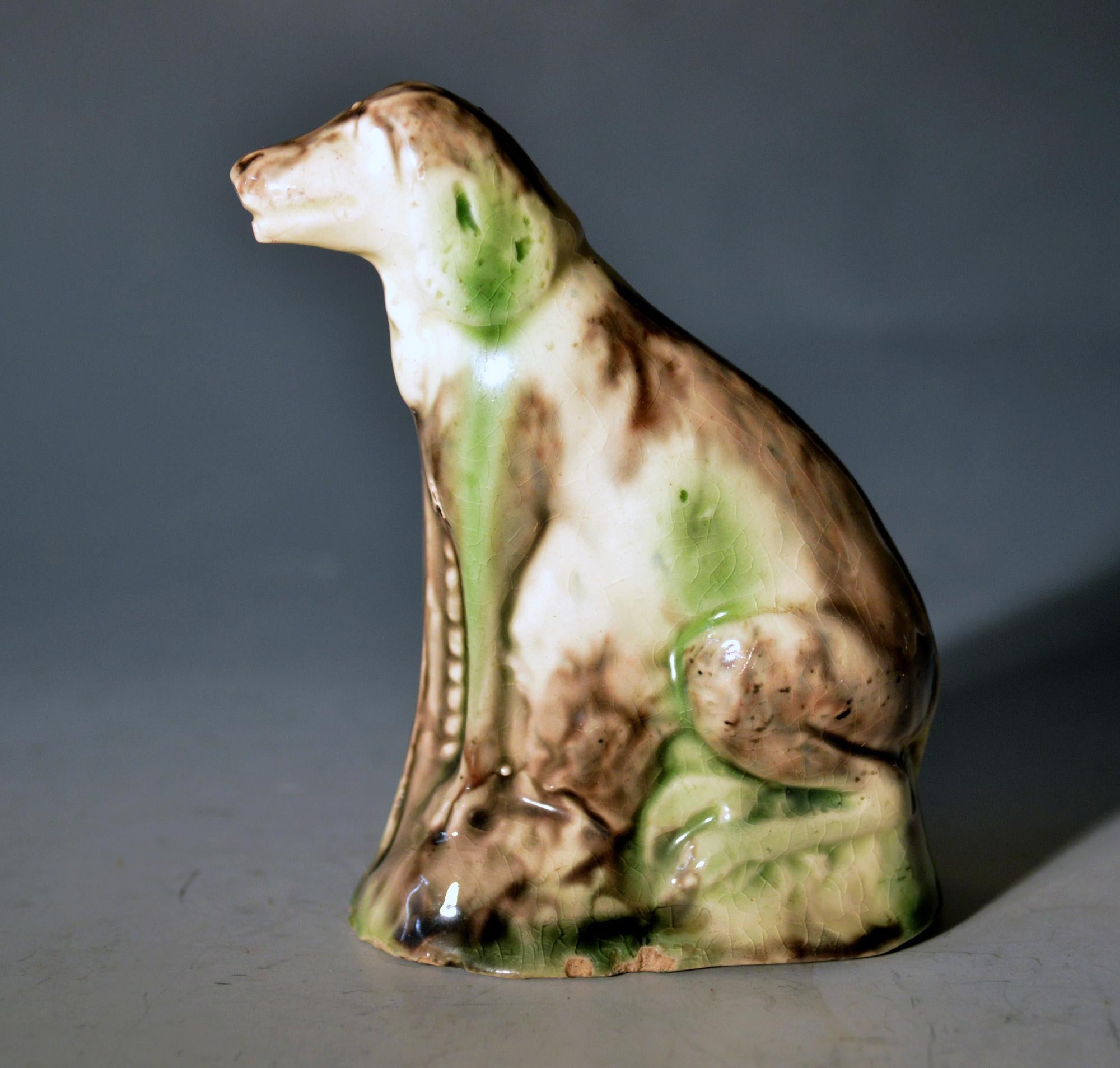 Giocattolo inglese in ceramica Creamware di tipo Whieldon con figura di un cane da caccia In condizioni buone in vendita a Downingtown, PA