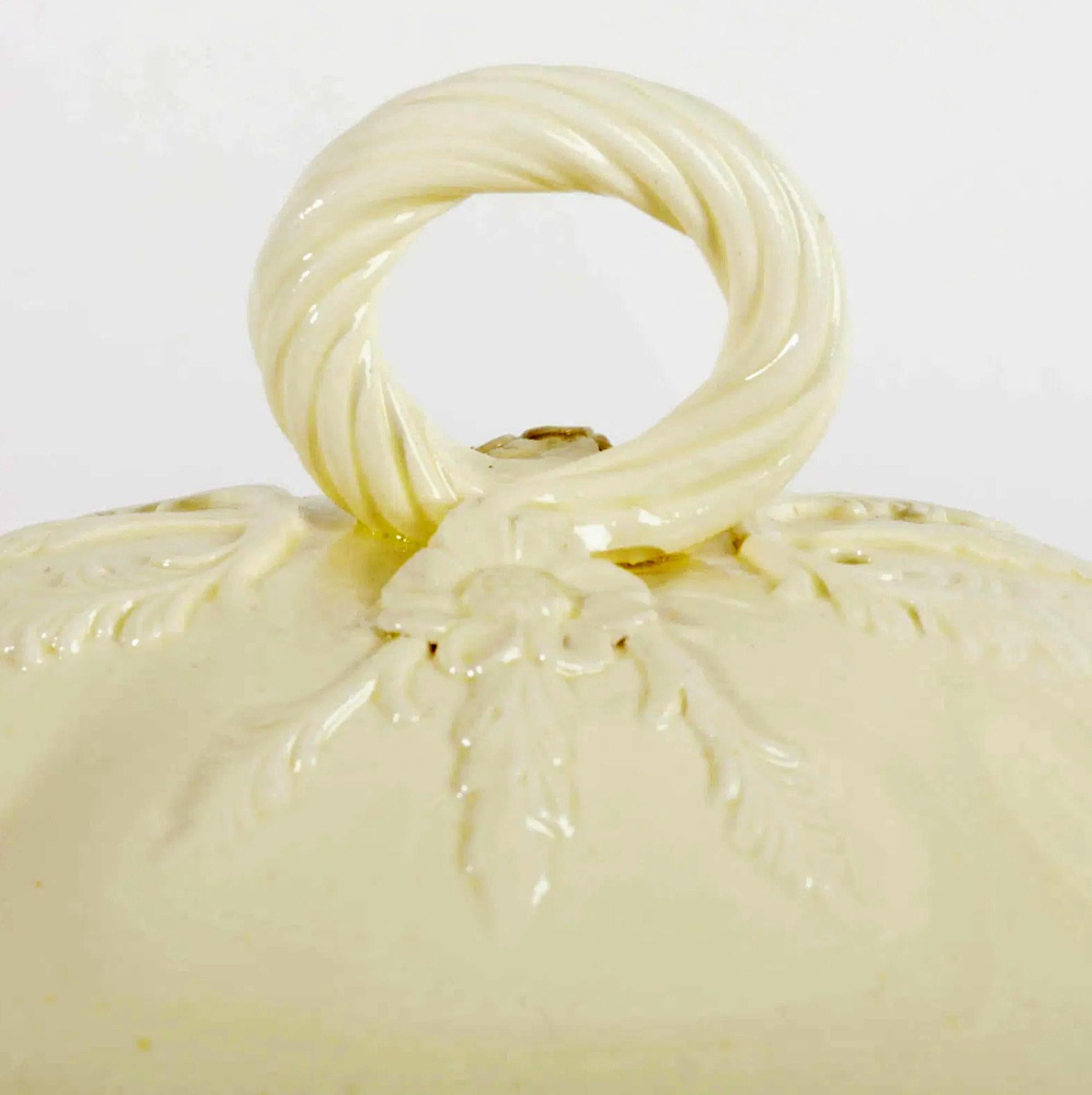 English Creamware Soup Tureen and Cover, Leeds, Yorkshire In Good Condition For Sale In Downingtown, PA