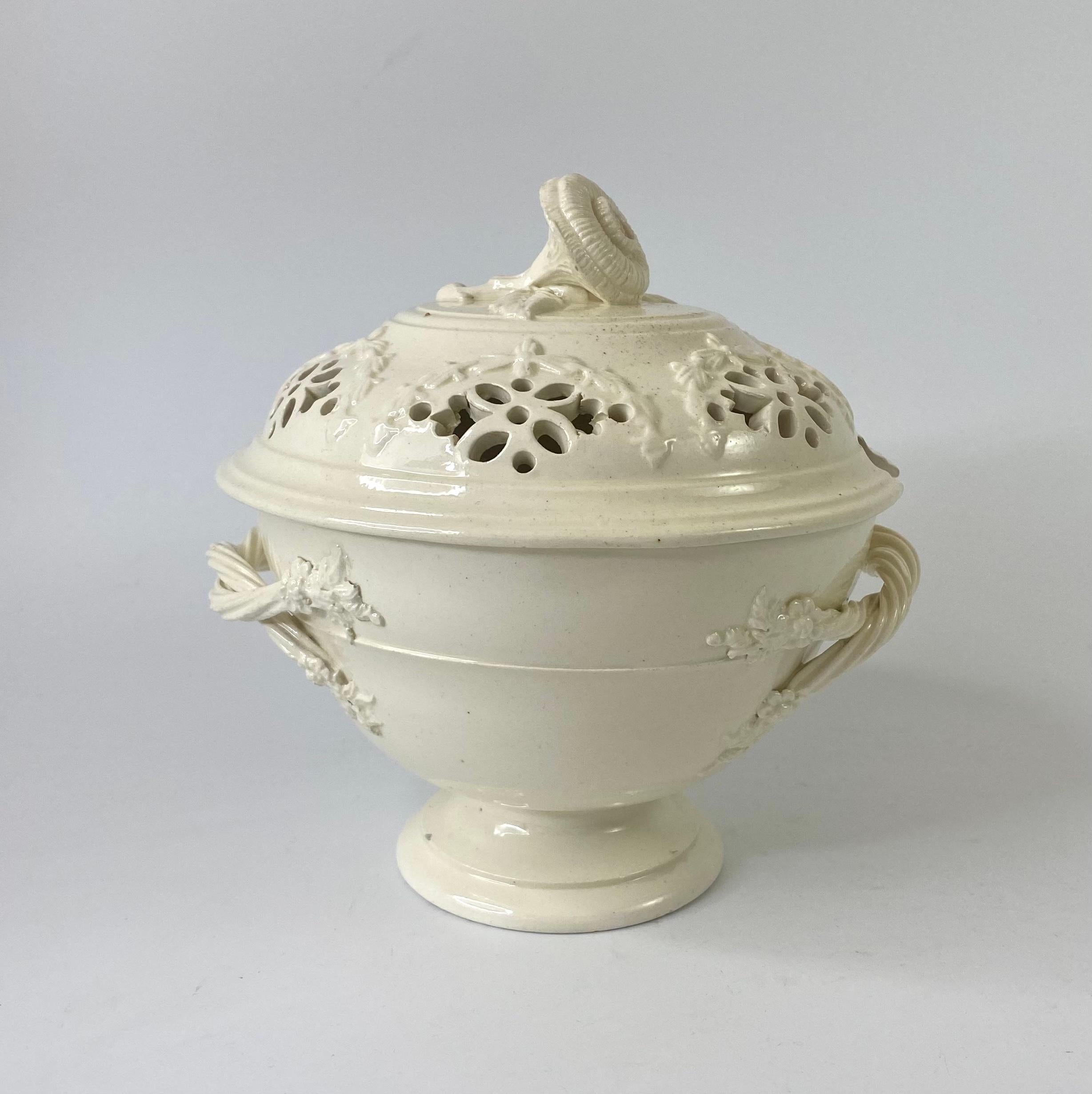 English Creamware Tureen, Cover, Ladle and Stand, C. 1790 In Excellent Condition In Gargrave, North Yorkshire
