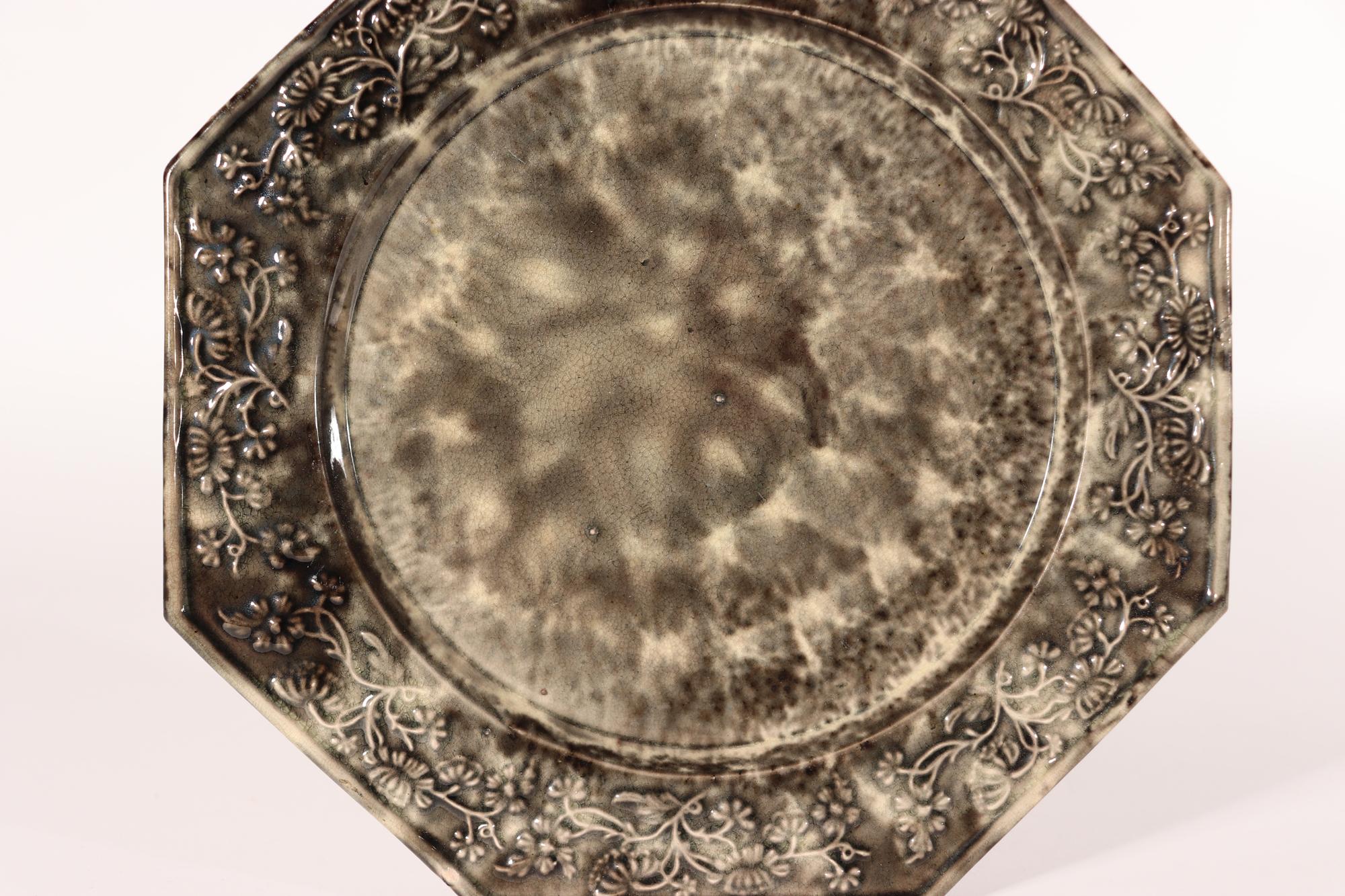 Englischer grauer Schildpatt-Teller aus cremefarbenem Geschirr in Whieldon-Form im Zustand „Gut“ im Angebot in Downingtown, PA