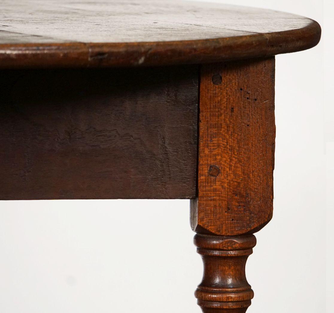 English Cricket Table of Oak and Ash from the George III Period In Good Condition In Austin, TX