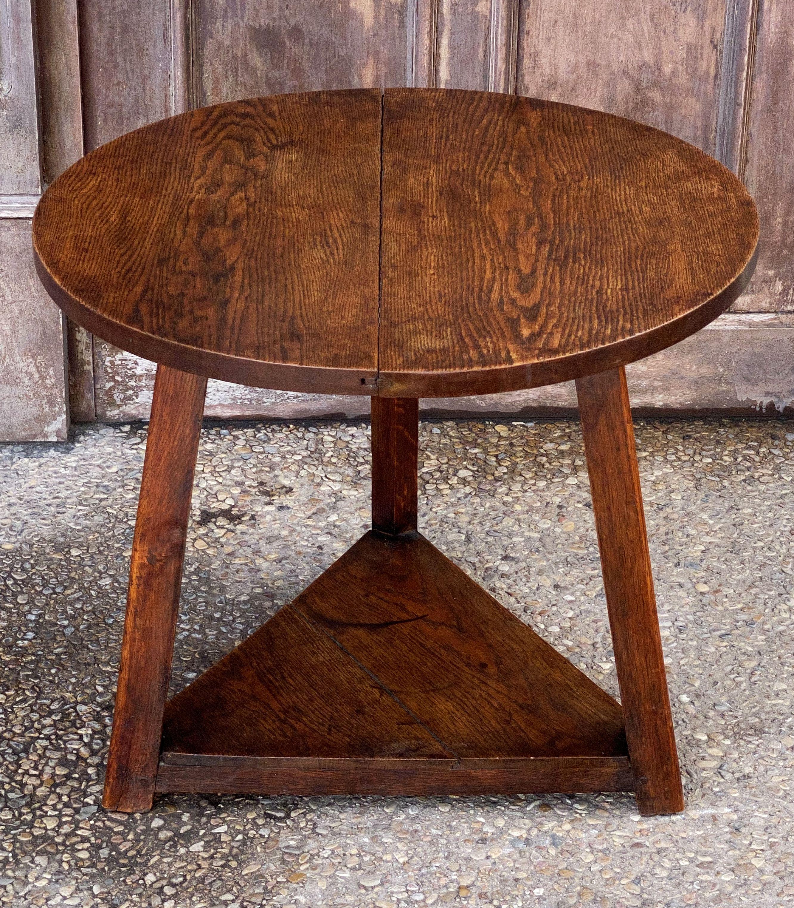 English Cricket Table of Oak In Good Condition In Austin, TX