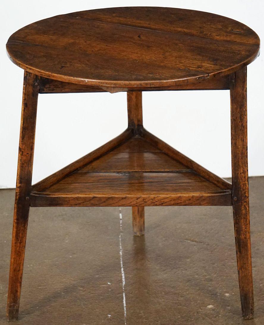 English Cricket Table of Oak from the Georgian Era In Good Condition In Austin, TX