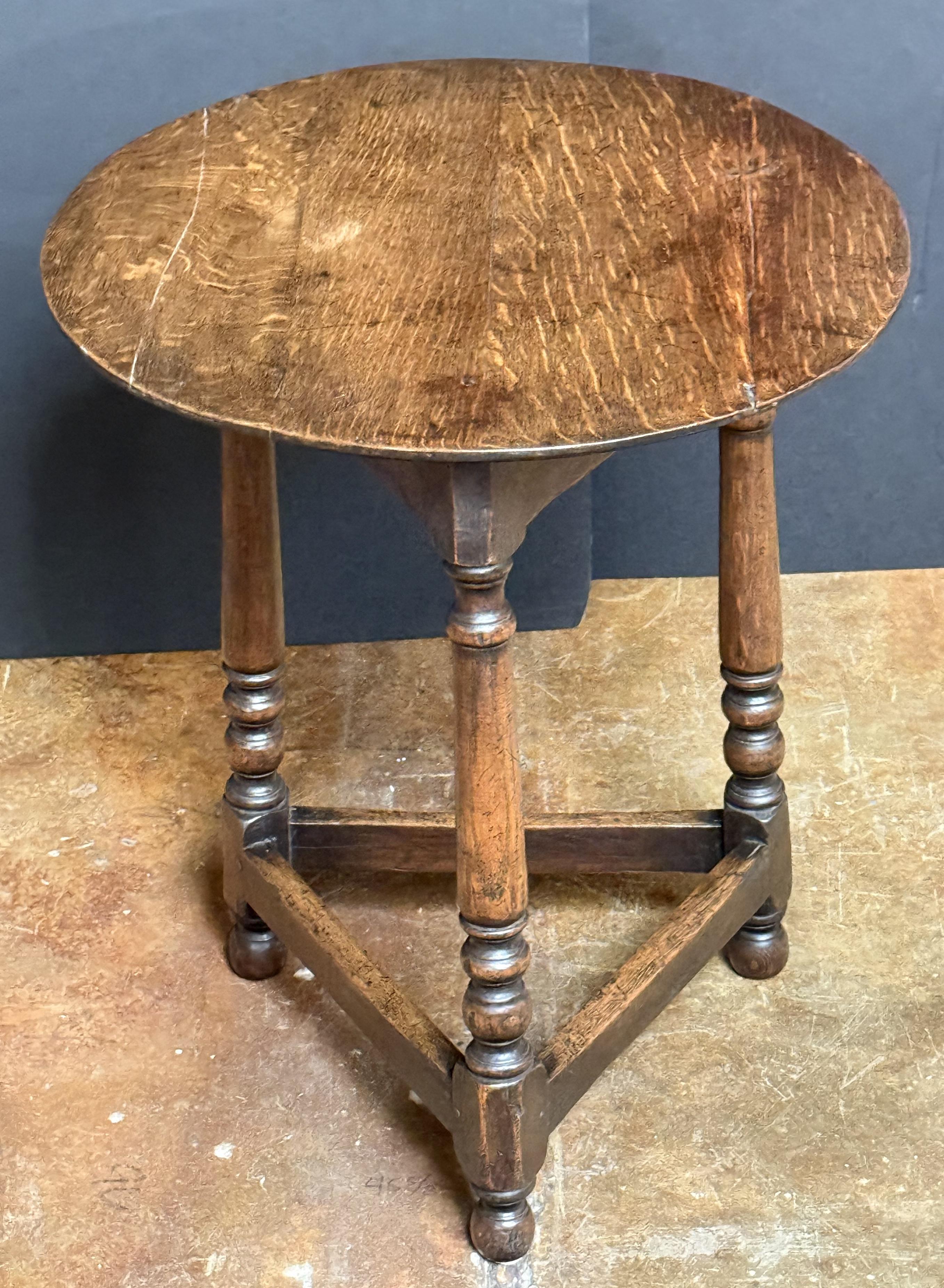 English Cricket Table of Oak from the Georgian Era In Good Condition For Sale In Austin, TX