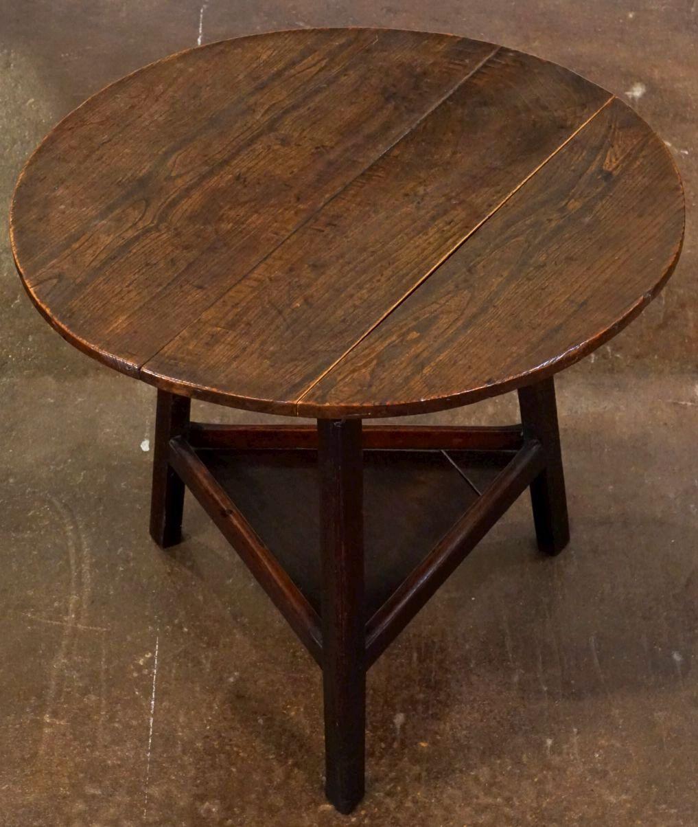 English Cricket Table of Oak with Fold-Down Leaf In Good Condition In Austin, TX