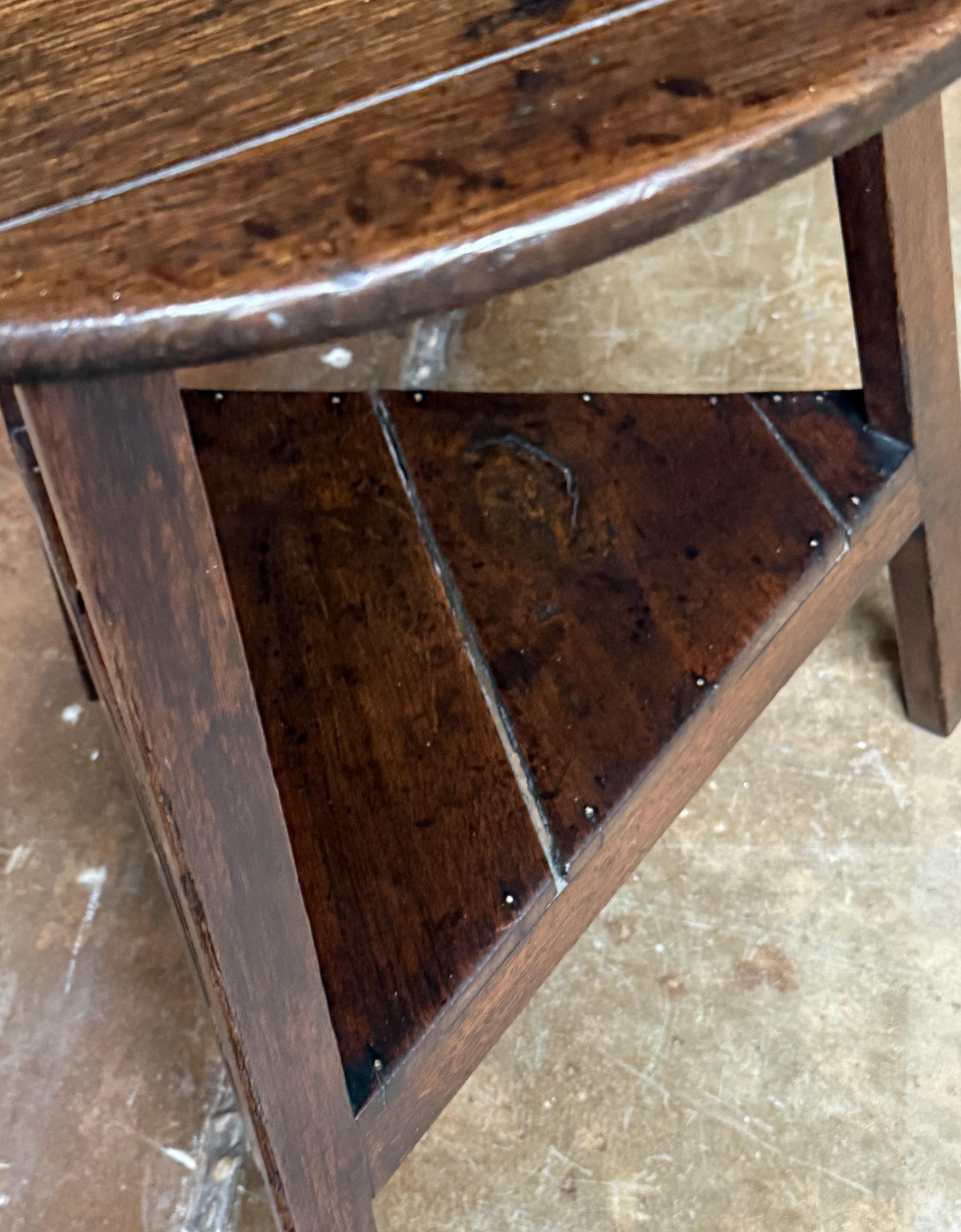 English Cricket Table of Patinated Oak from the Georgian Era For Sale 5