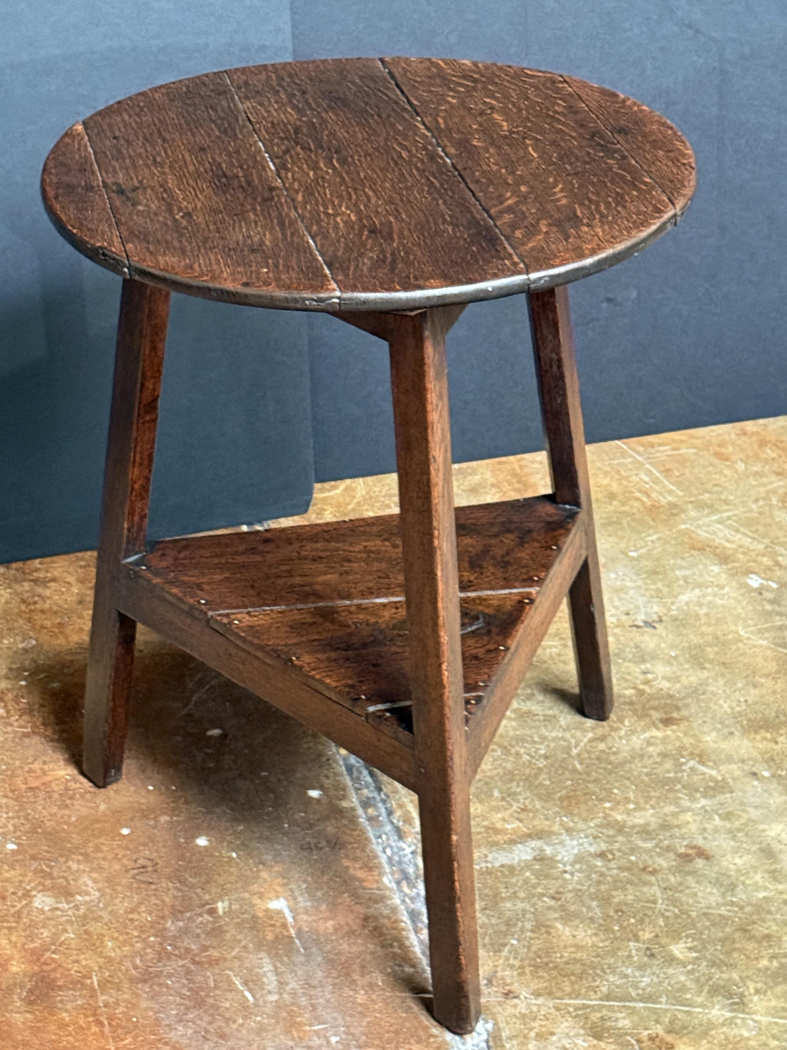 English Cricket Table of Patinated Oak from the Georgian Era For Sale 6