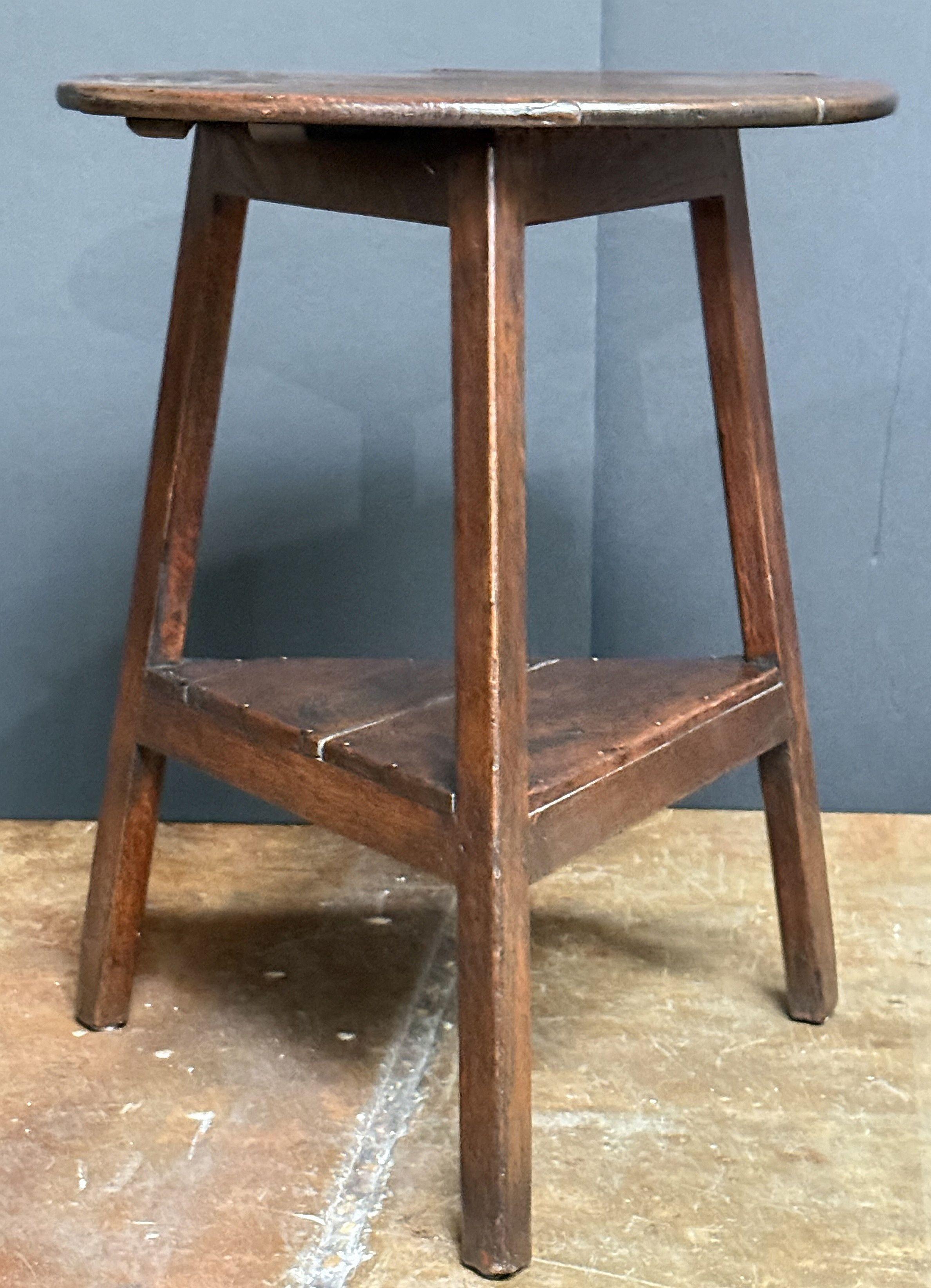 English Cricket Table of Patinated Oak from the Georgian Era In Good Condition For Sale In Austin, TX