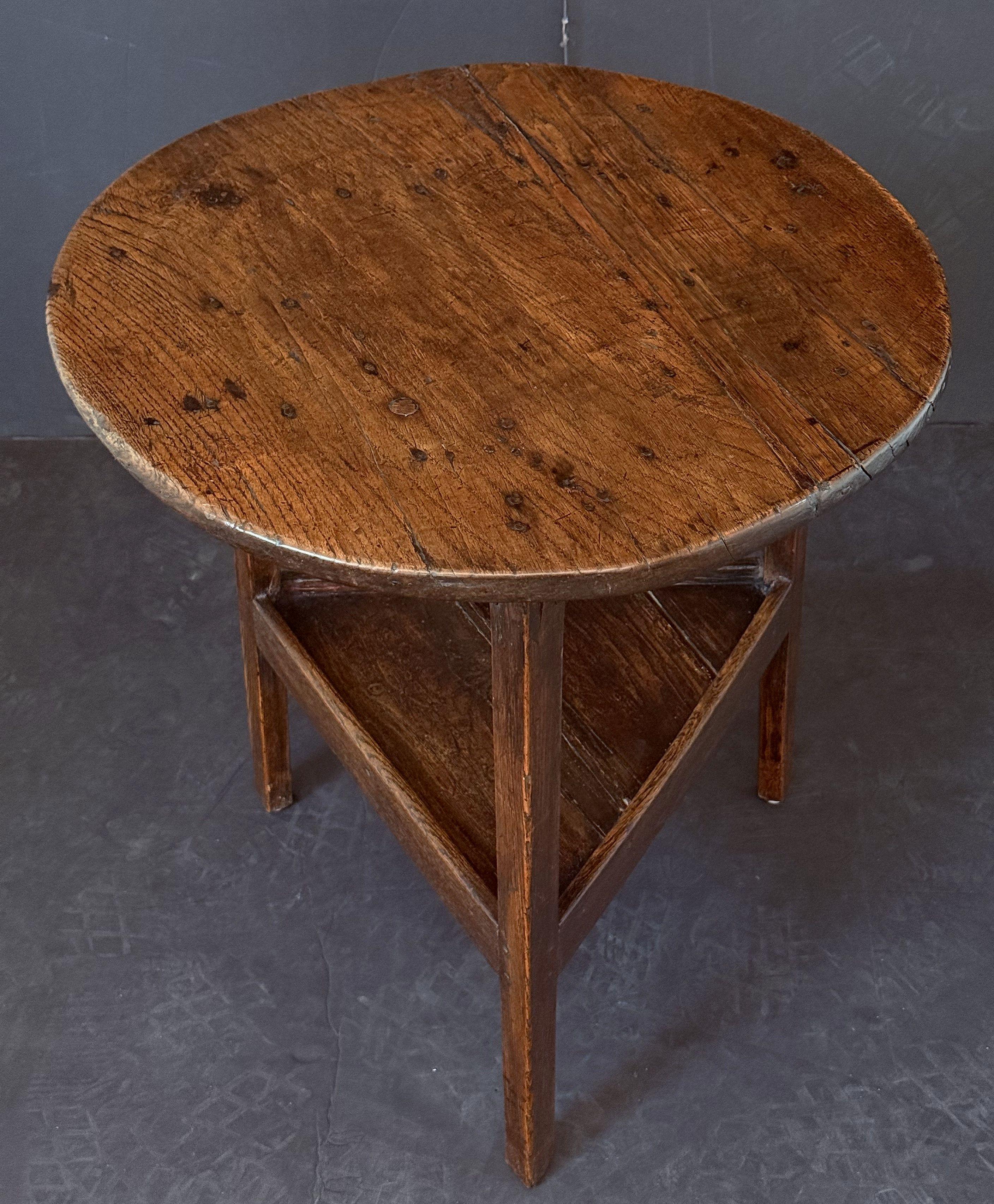 English Cricket Table of Patinated Oak from the Georgian Era In Good Condition For Sale In Austin, TX