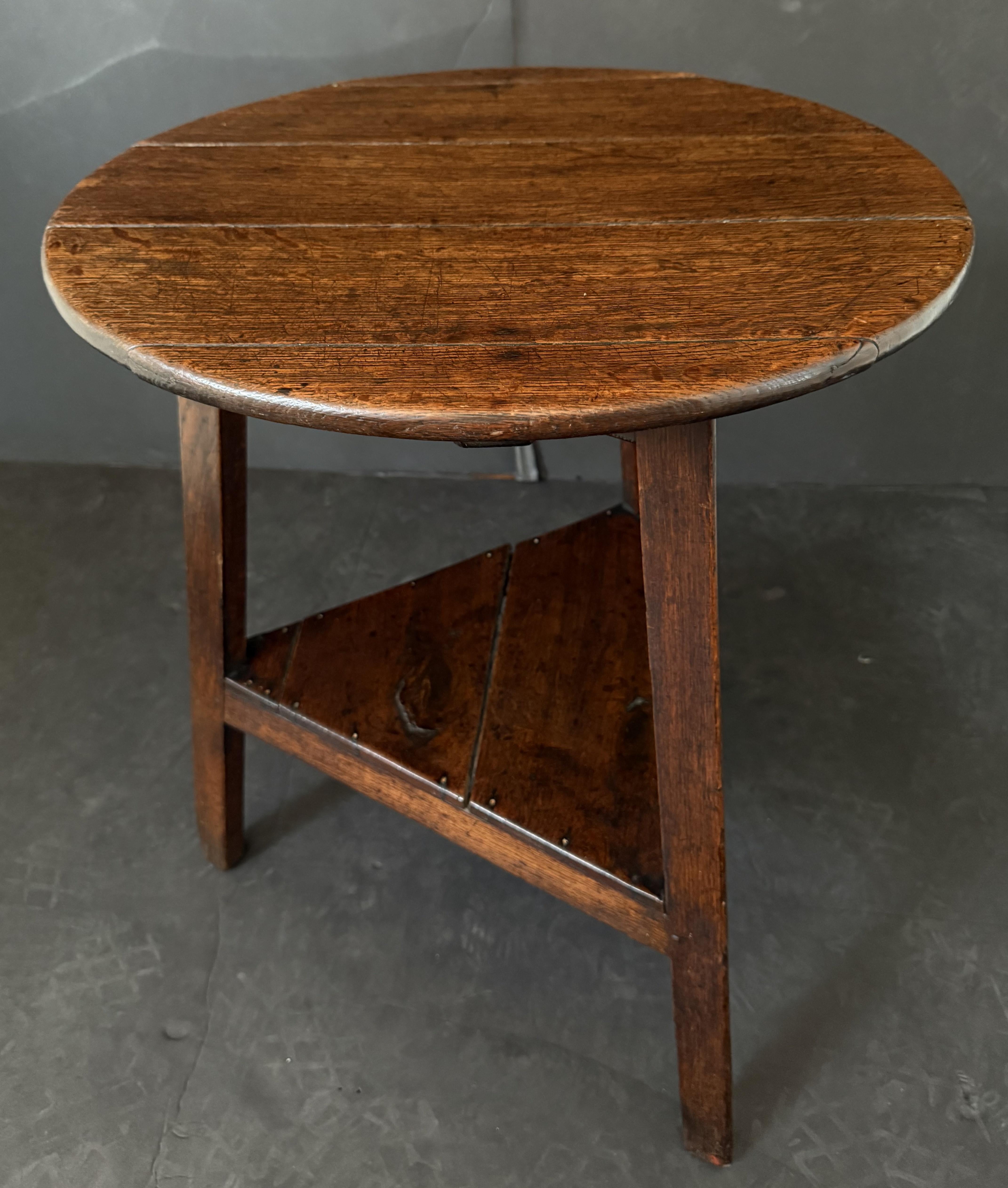 English Cricket Table of Patinated Oak from the Georgian Era For Sale 1
