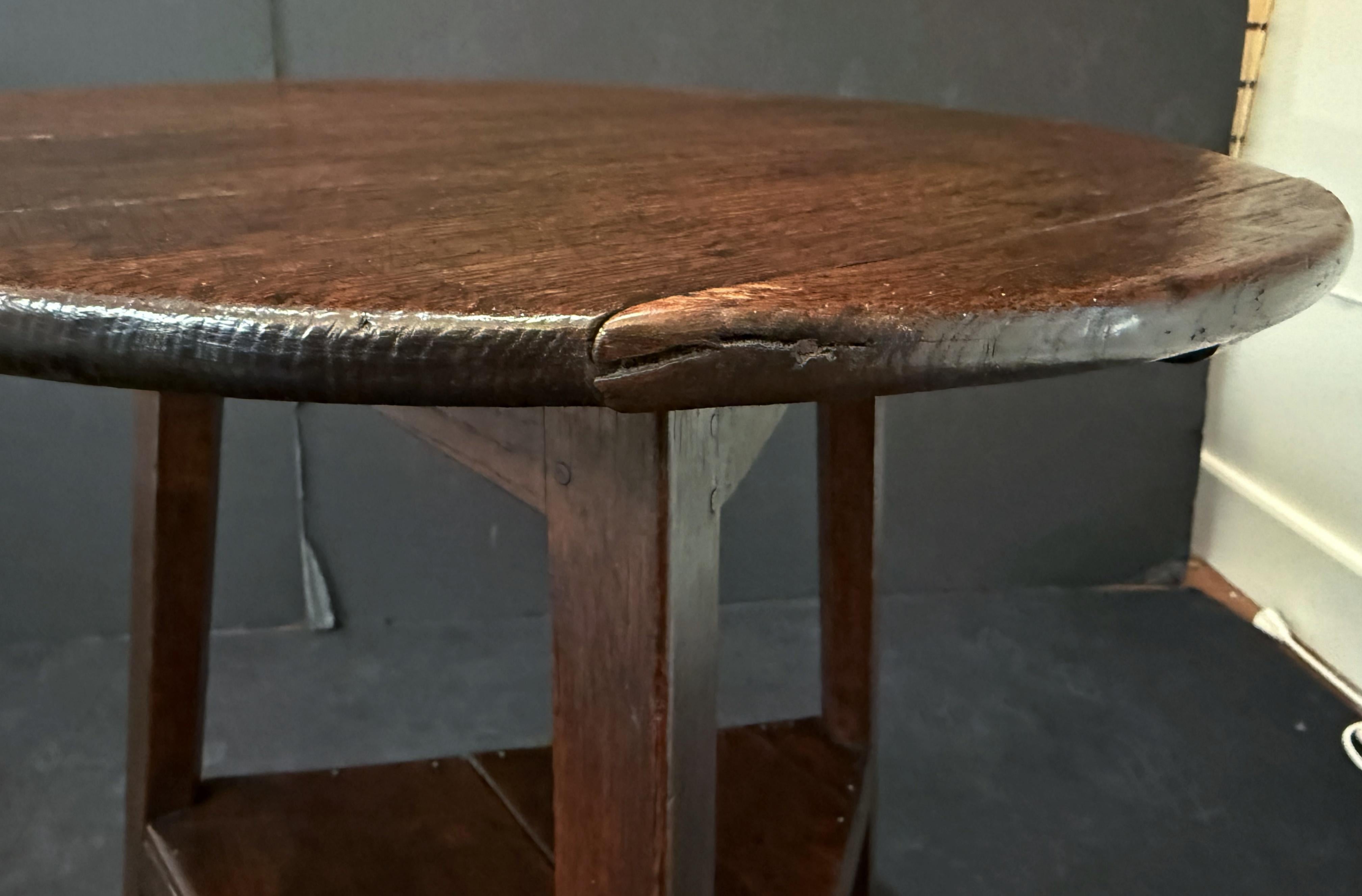 English Cricket Table of Patinated Oak from the Georgian Era For Sale 2