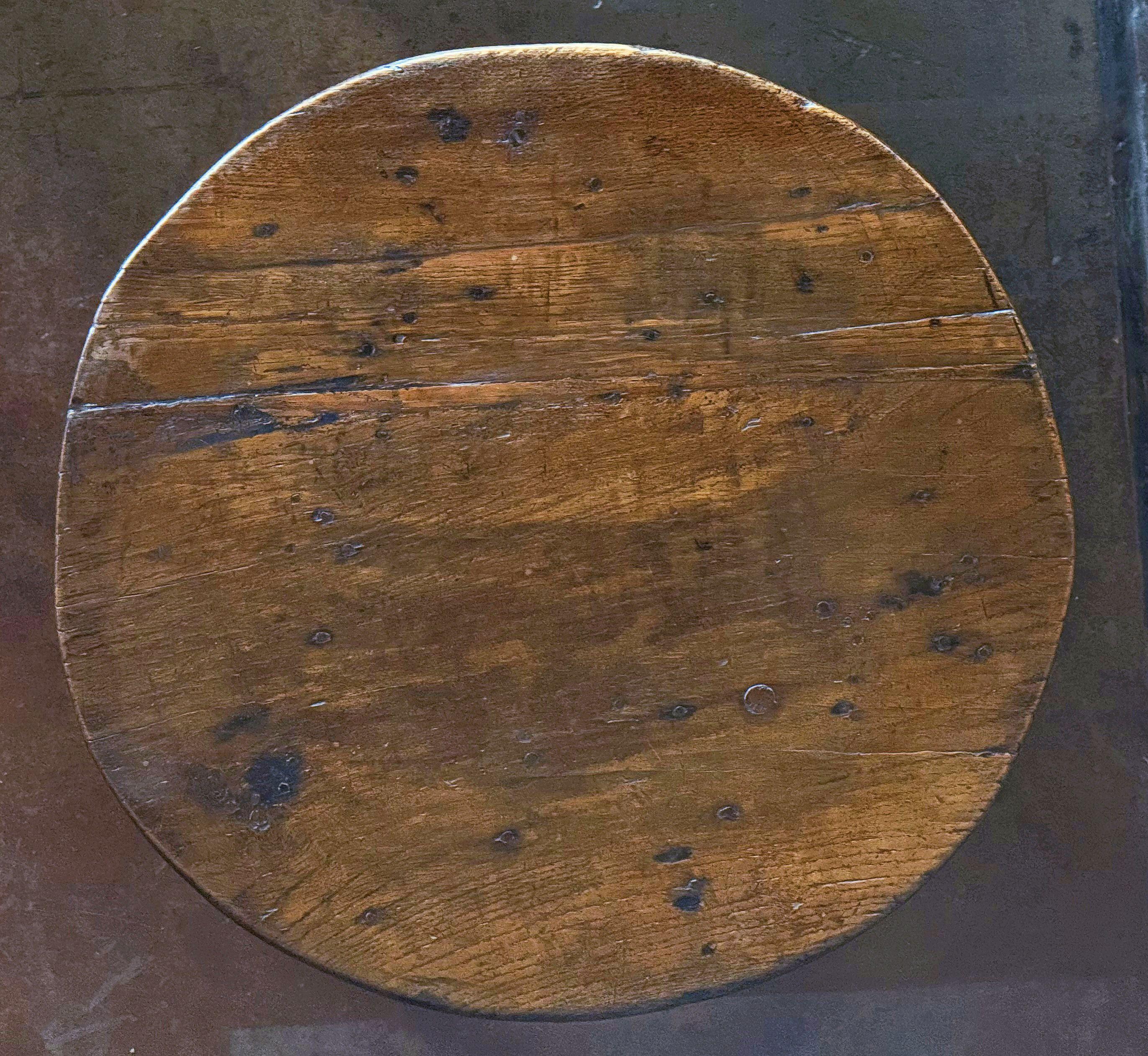 English Cricket Table of Patinated Oak from the Georgian Era For Sale 1