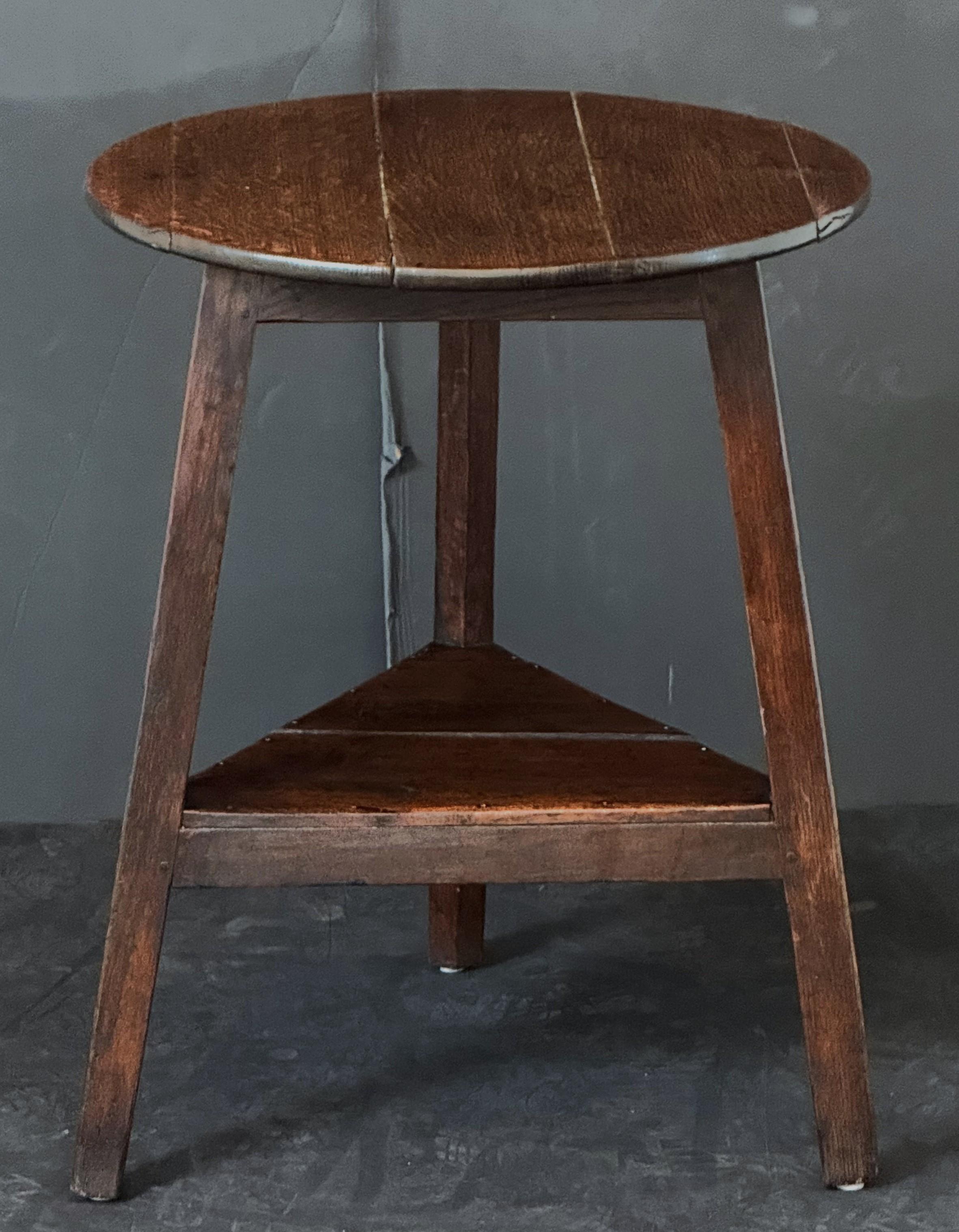 English Cricket Table of Patinated Oak from the Georgian Era For Sale 3
