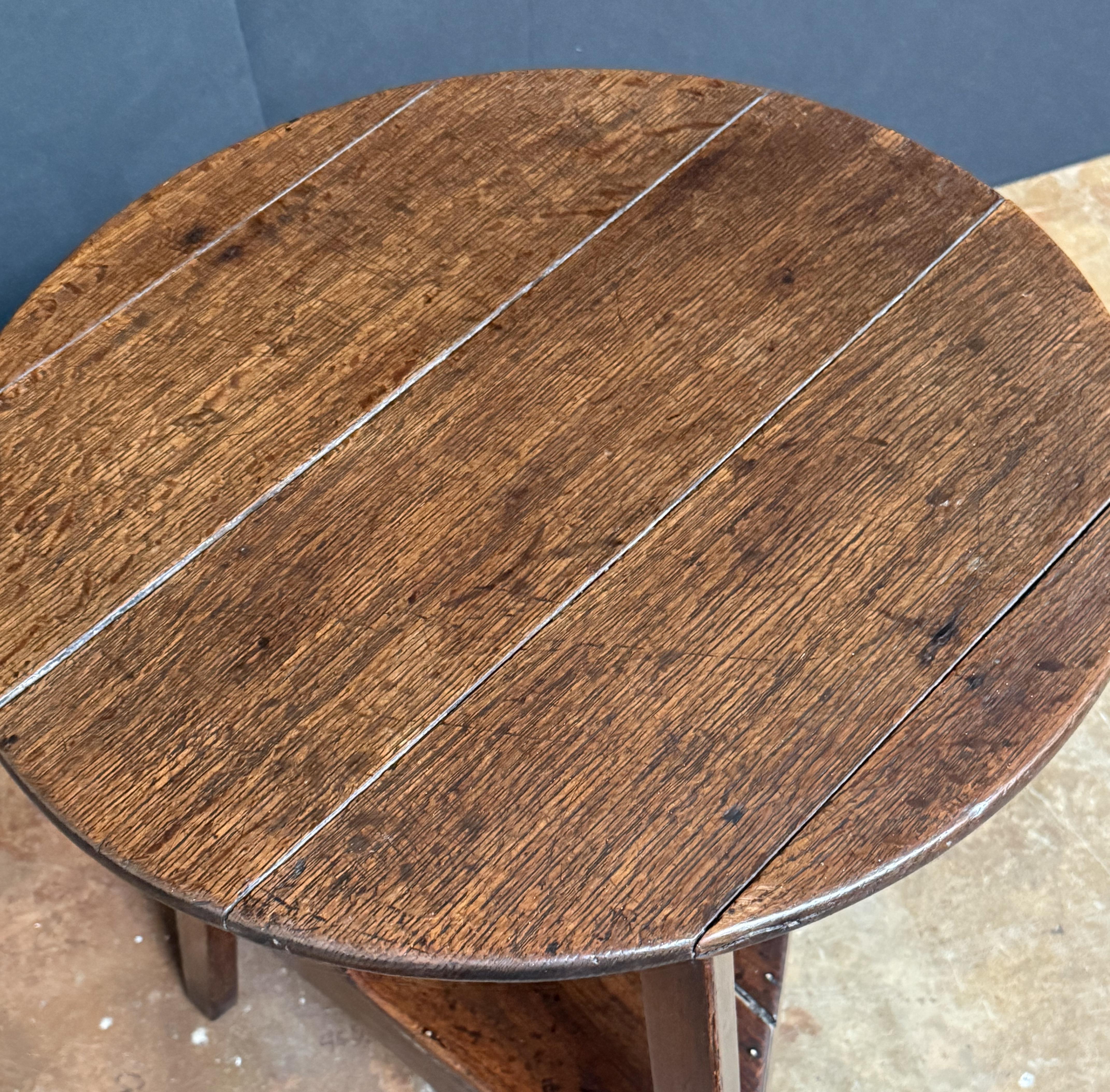English Cricket Table of Patinated Oak from the Georgian Era For Sale 4