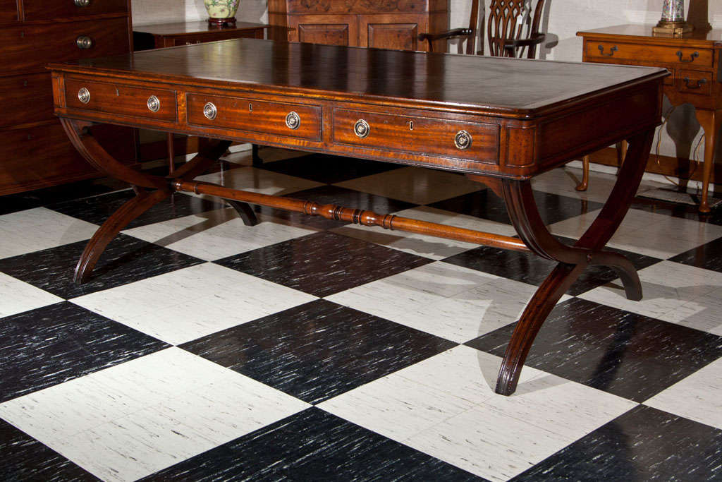 Fabriquée à la main pour nous par un petit atelier en Angleterre, cette table d'écriture incarne la qualité et l'apparence que les acheteurs de meubles anglais sur mesure attendent depuis 300 ans. Du cuir doré à la finition riche, frottée à la main