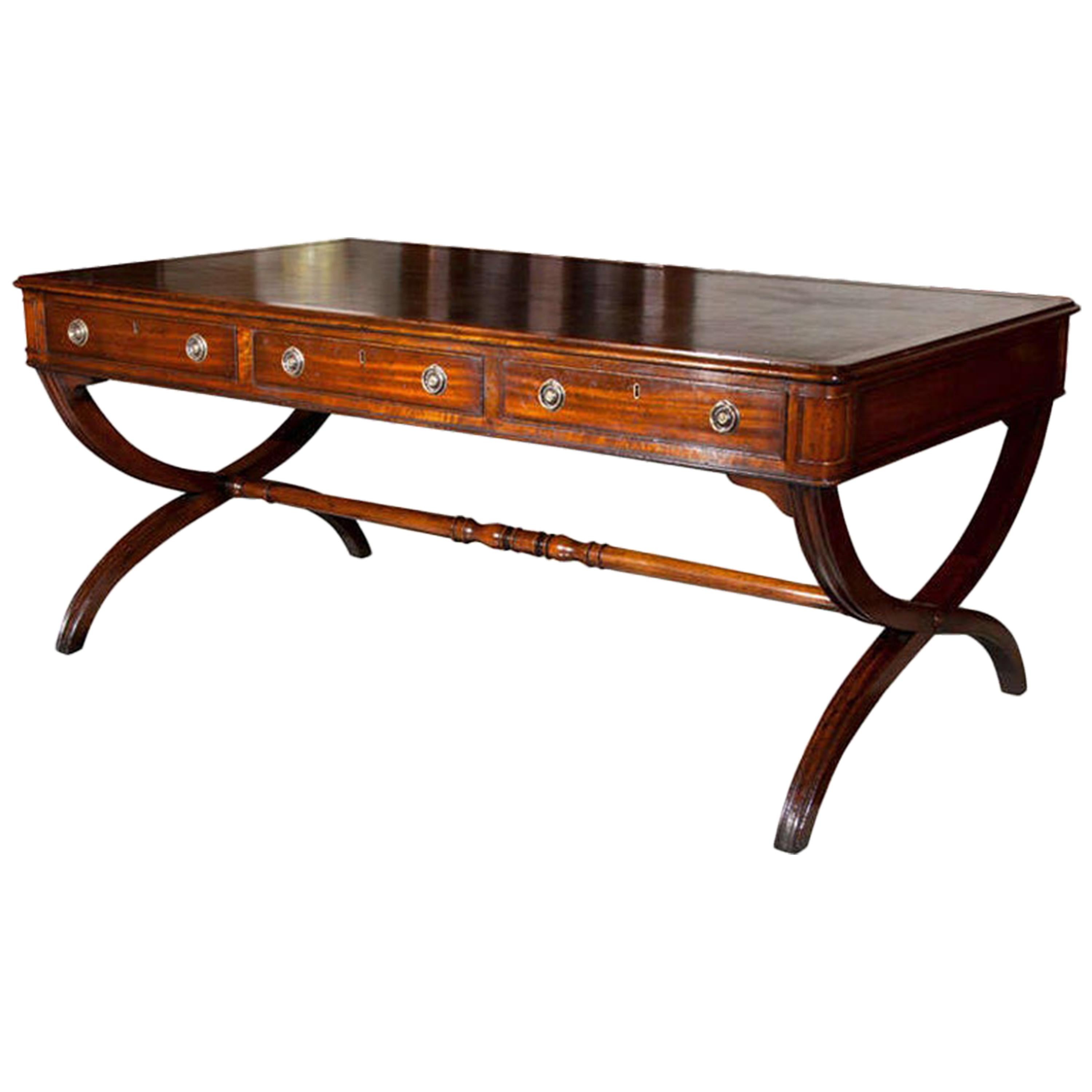 Mesa de escritorio inglesa de patas de sable cruzadas