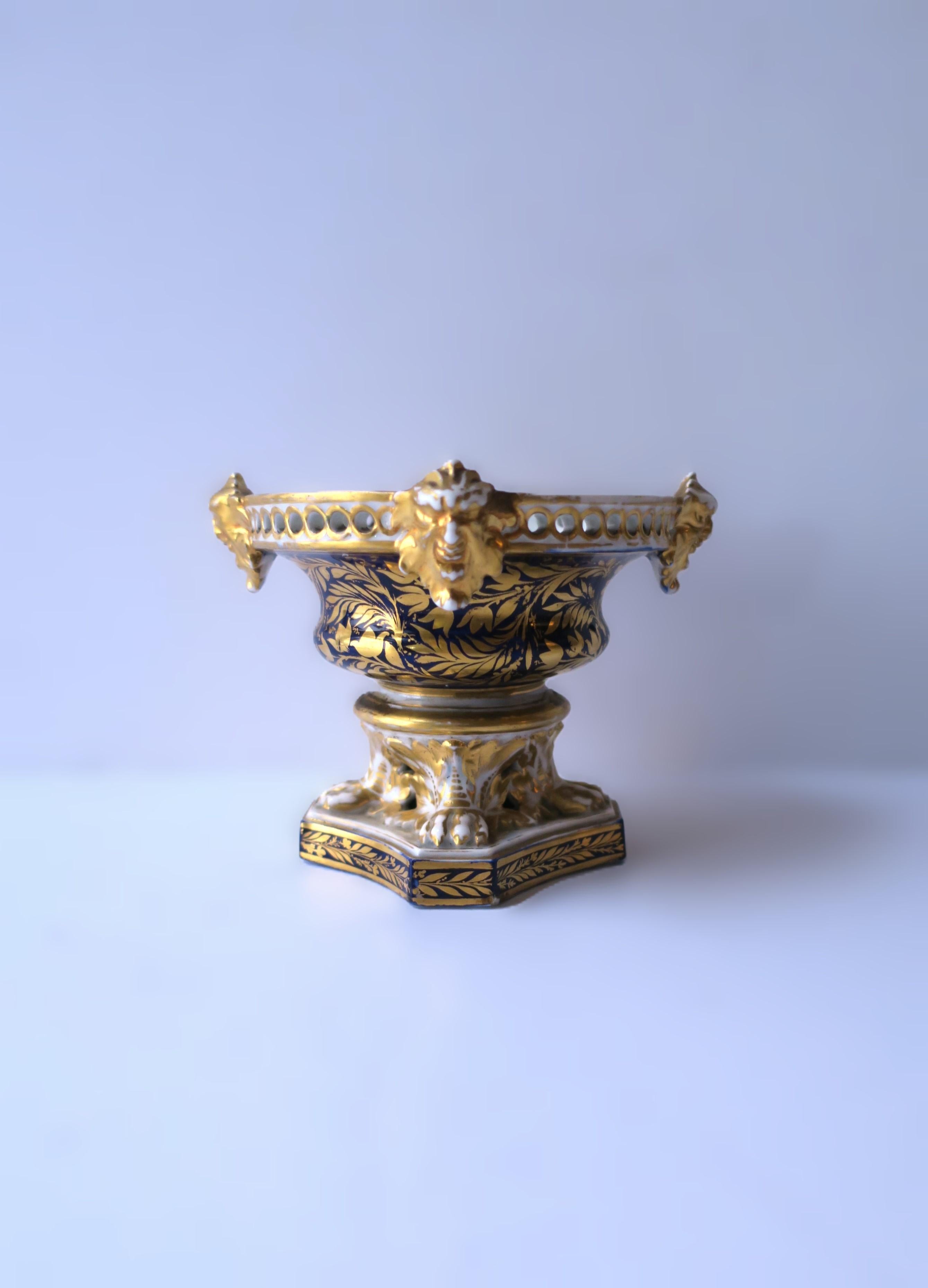 Vase à pot-pourri en porcelaine anglaise avec des têtes de divinités dorées et des pieds en forme de pattes de lion, de style Empire, par Crown Derby, vers le début du XIXe siècle, Angleterre. Les marques de fabrique rouges datent d'environ