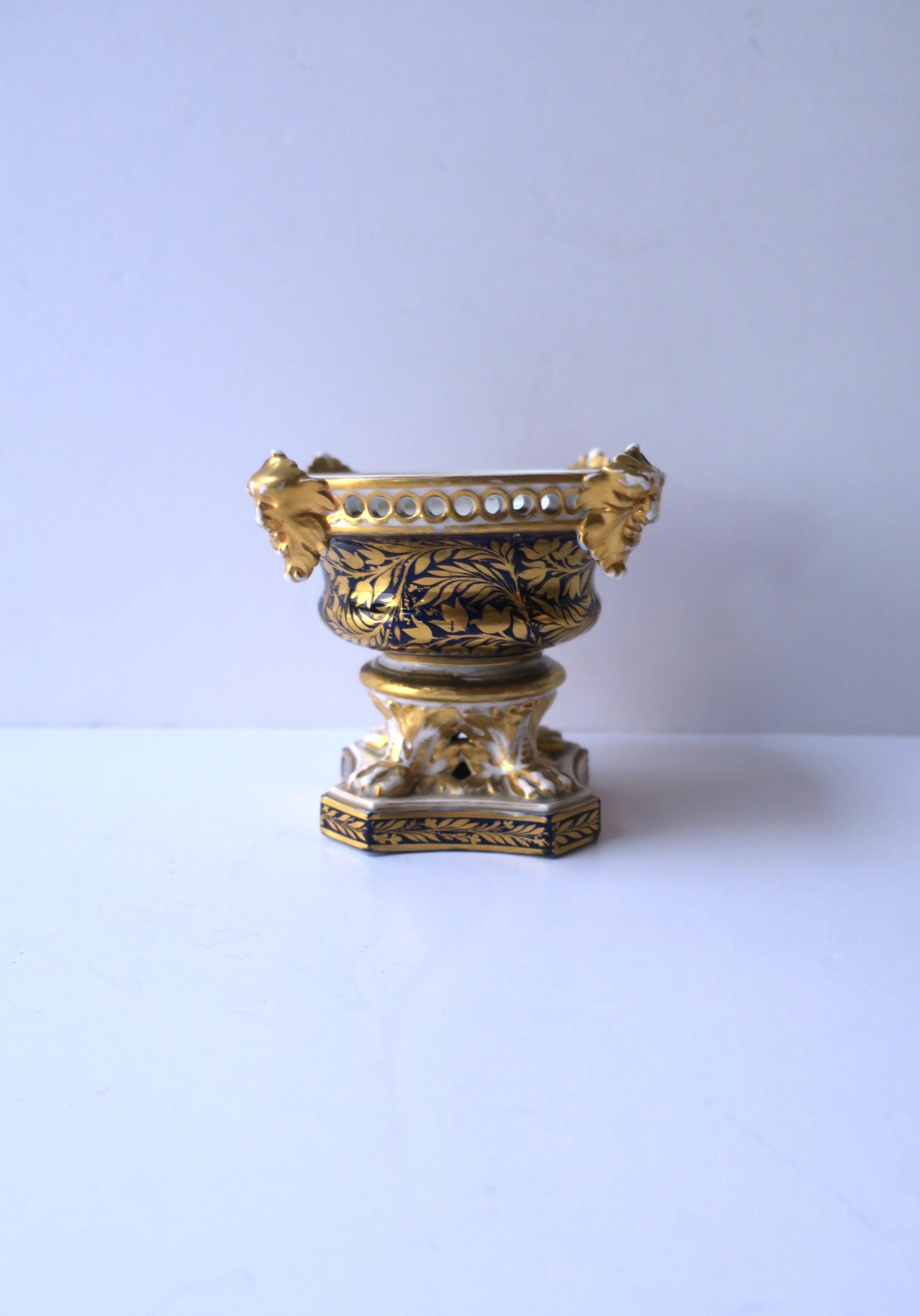 19th Century English Crown Derby Porcelain Potpourri Vessel, early 19th century For Sale