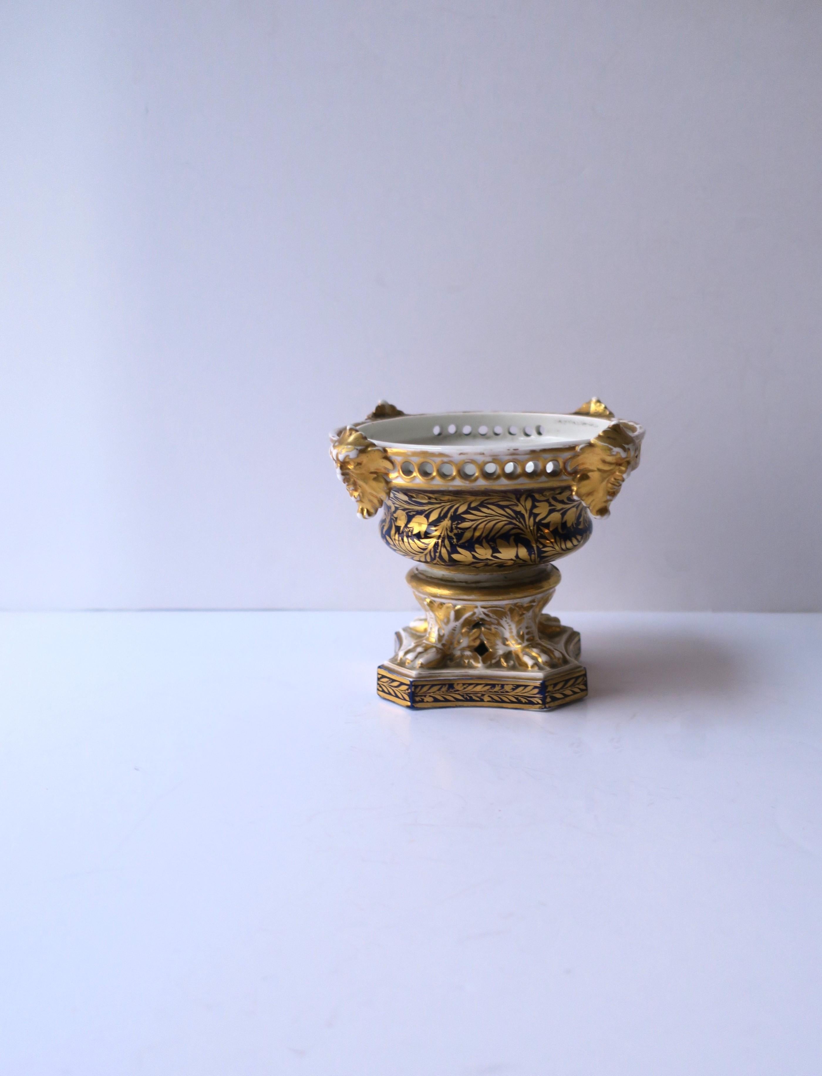 Englisches Crown Derby-Porzellan- Potpourri-Gefäß, frühes 19. Jahrhundert im Angebot 2