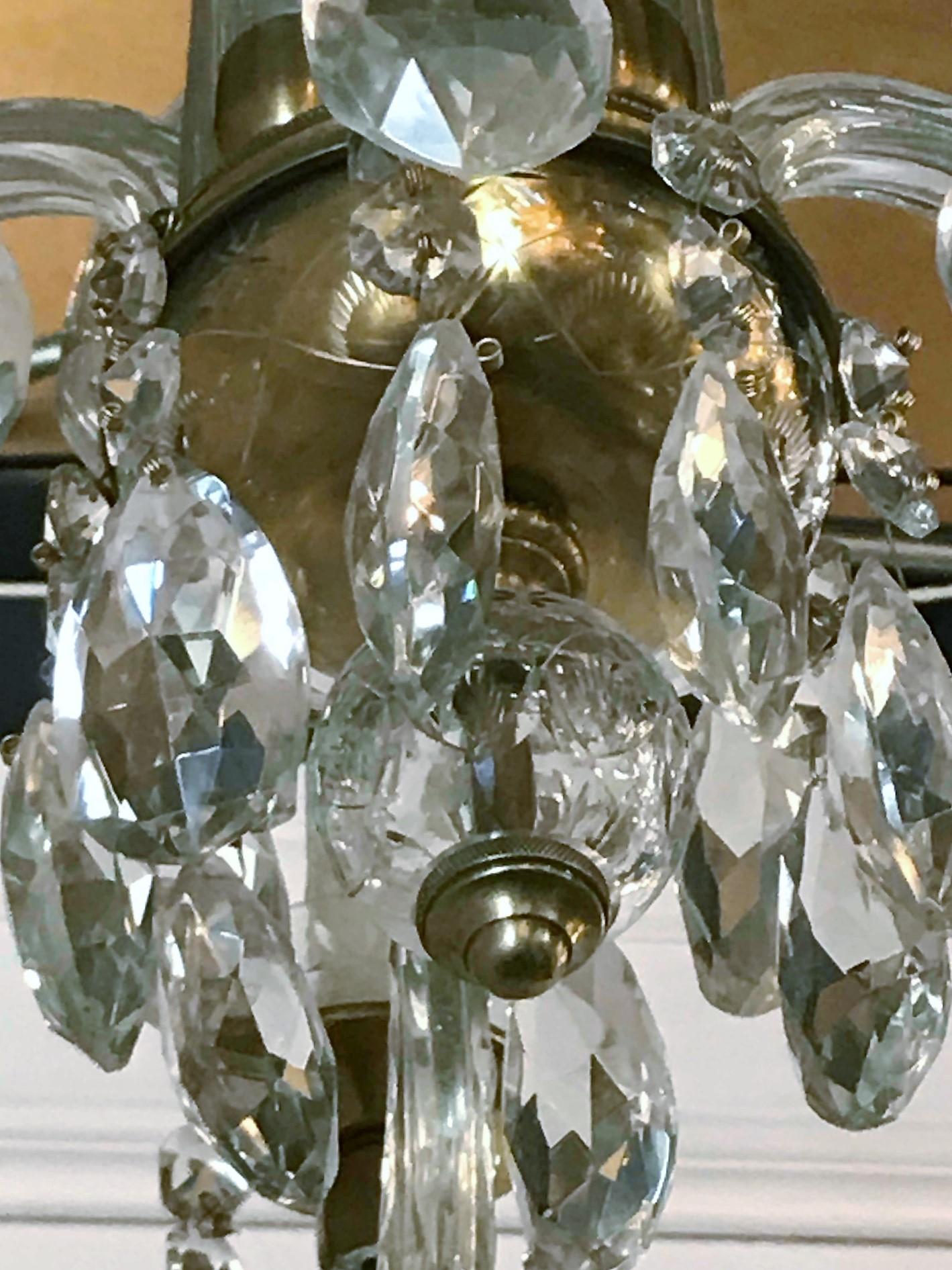 English Crystal and Blown Glass Chandelier In Good Condition In Dallas, TX