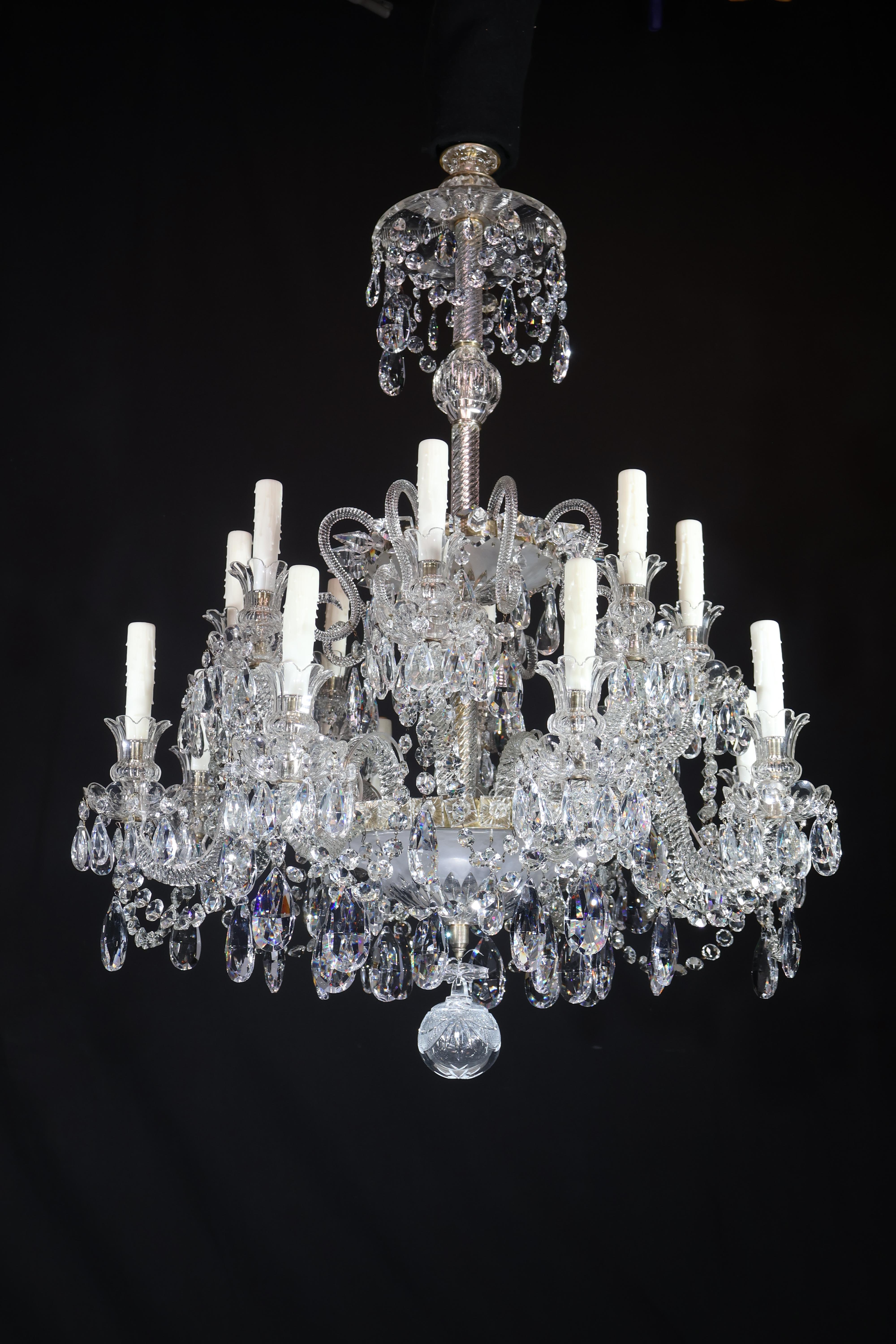 Un magnifico lampadario di cristallo inglese. Originariamente per le candele, ora elettrificate. 16 luci in due livelli. Inghilterra, circa 1870.
Dimensioni: Altezza 40  Diametro 34