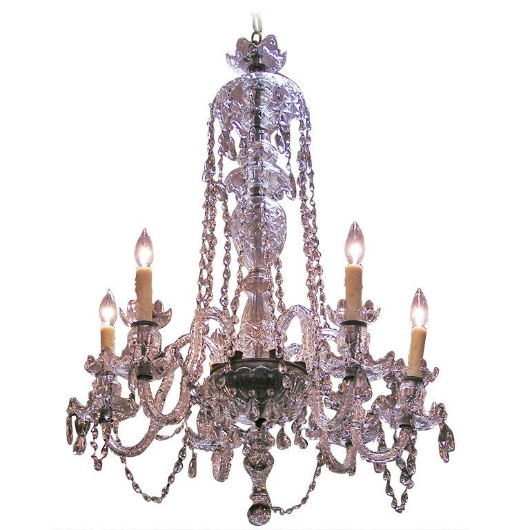 Lustre à six lumières en cristal anglais avec colonne bulbeuse et bras à volutes, vers 1840