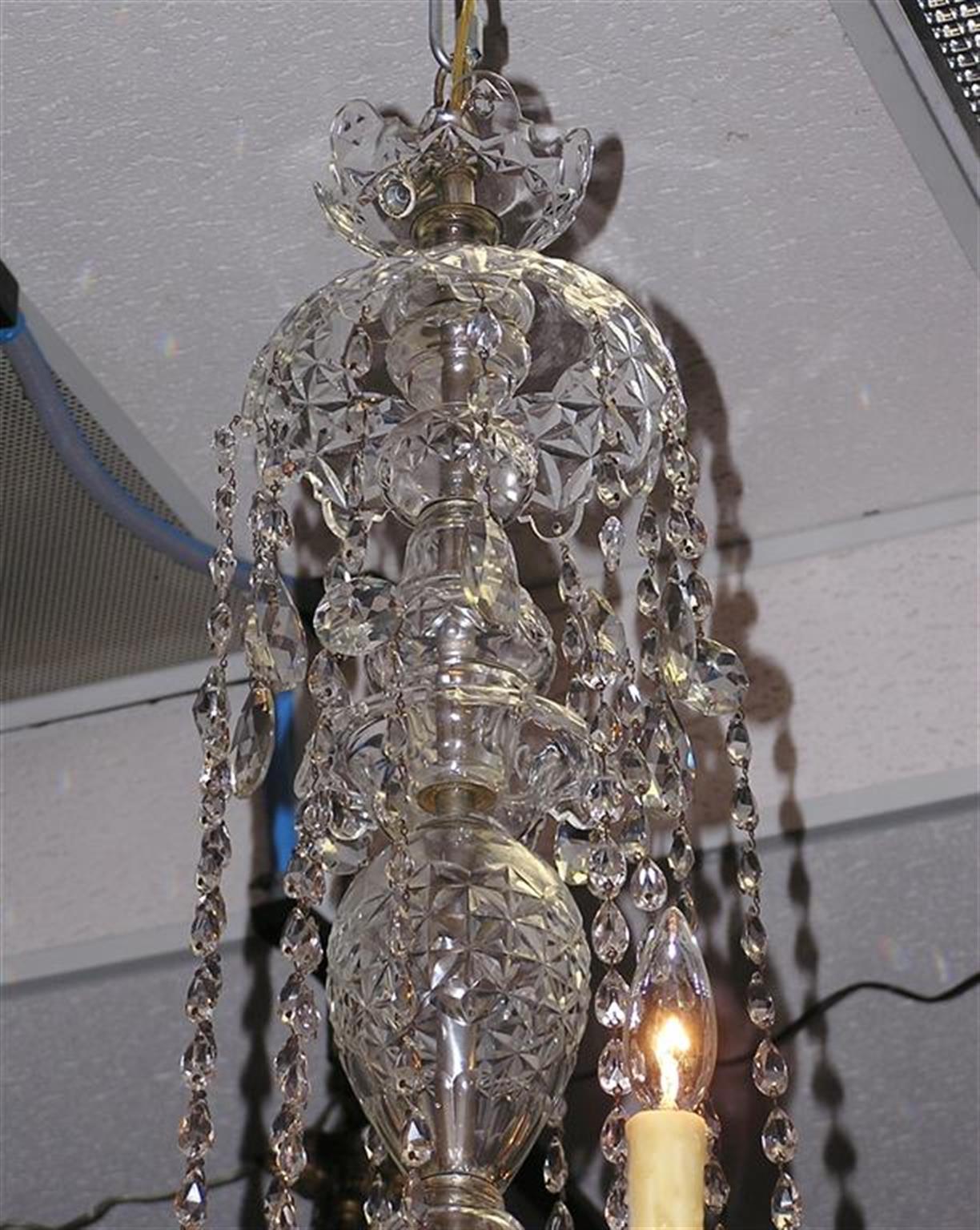 Englischer Sechs-Licht-Kronleuchter aus englischem Kristall mit bauchiger Säule und geschwungenen Armen, um 1840 (Radiert) im Angebot