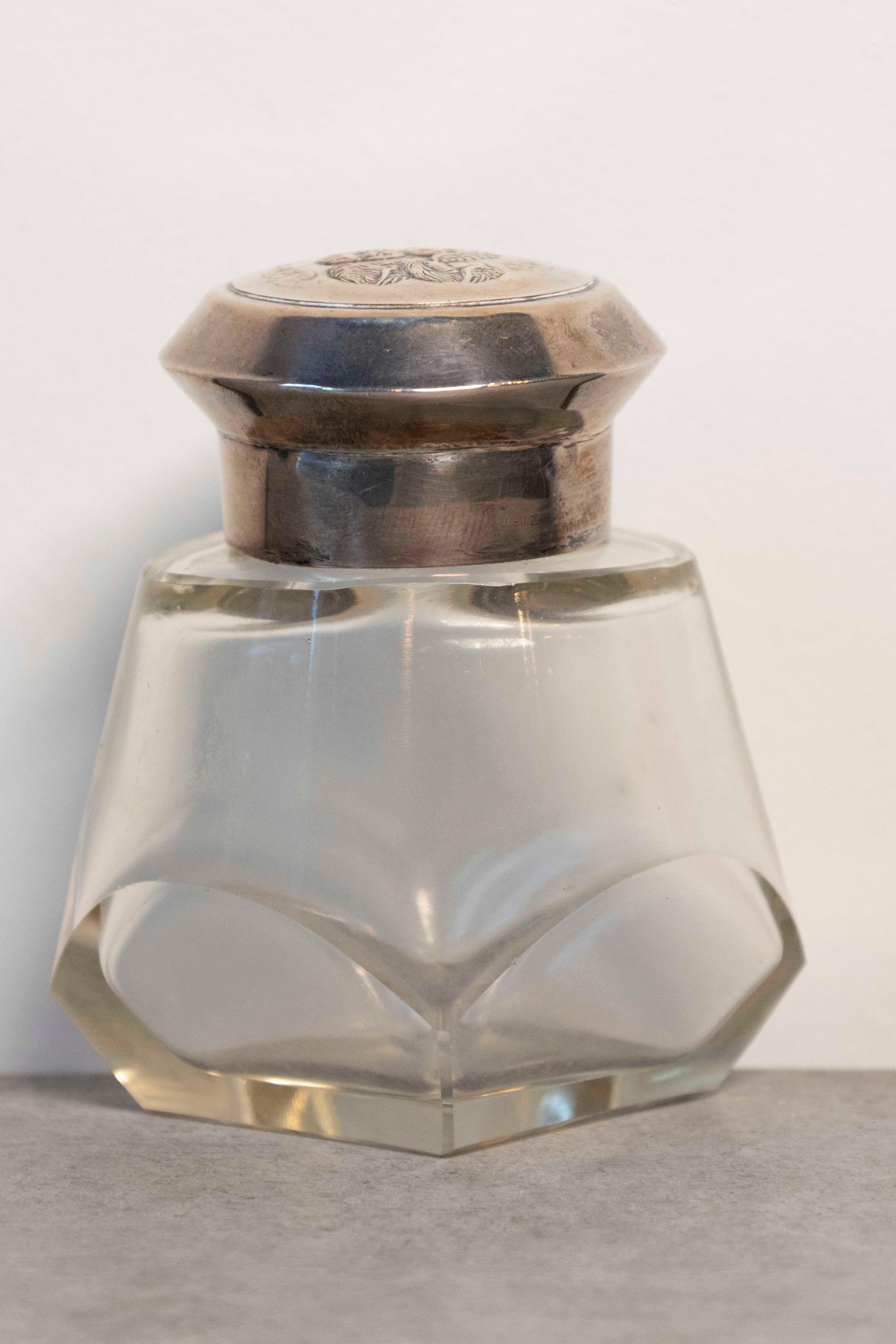Frasco de cristal inglés para artículos de tocador, de Birmingham, hacia 1924, con tapa de plata. Nacido en la región inglesa de West Midlands durante los primeros años del siglo XX, este precioso frasco para artículos de tocador presenta un pequeño