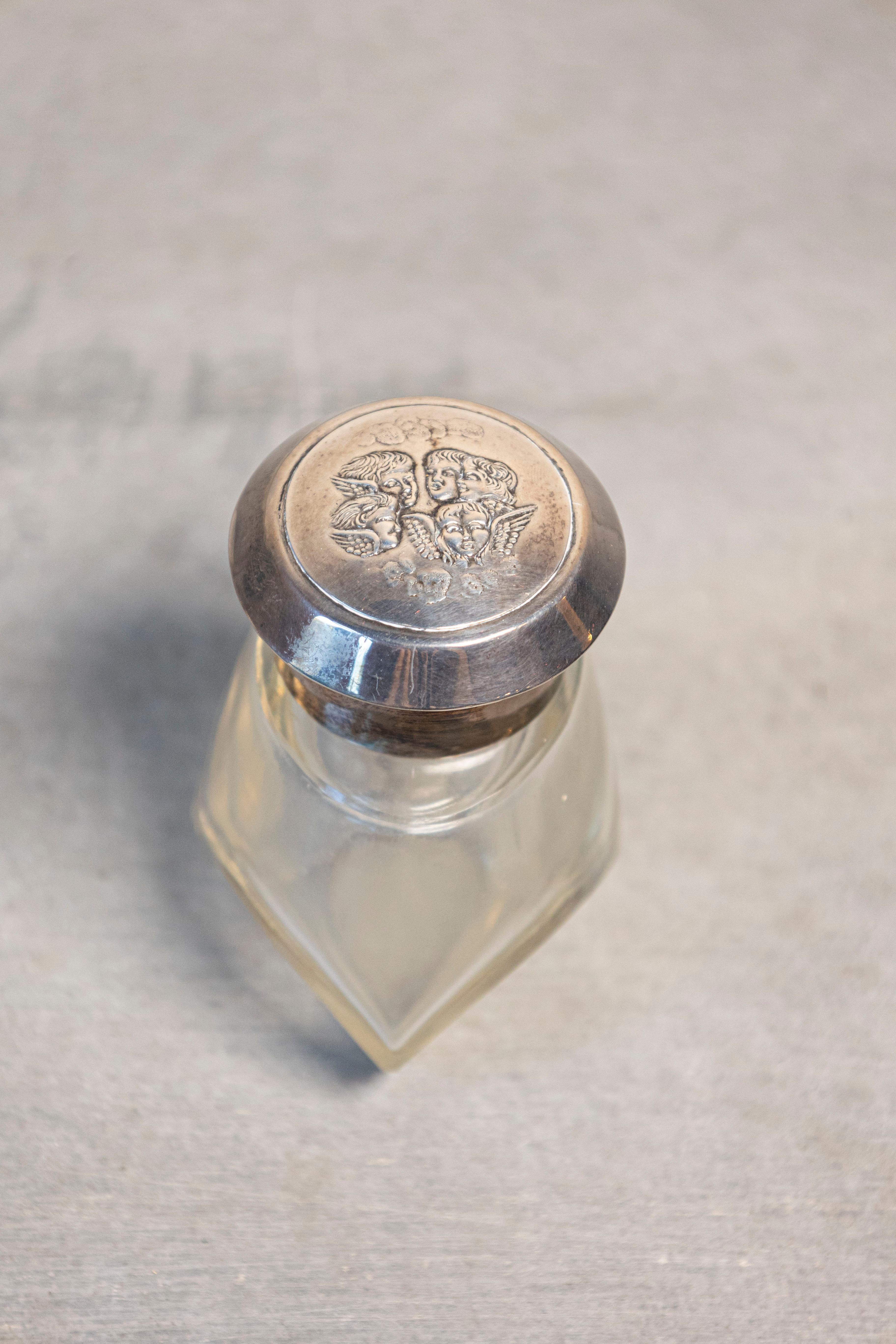 Frasco de aseo de cristal inglés de Birmingham con tapa de plata, hacia 1924 Inglés en venta