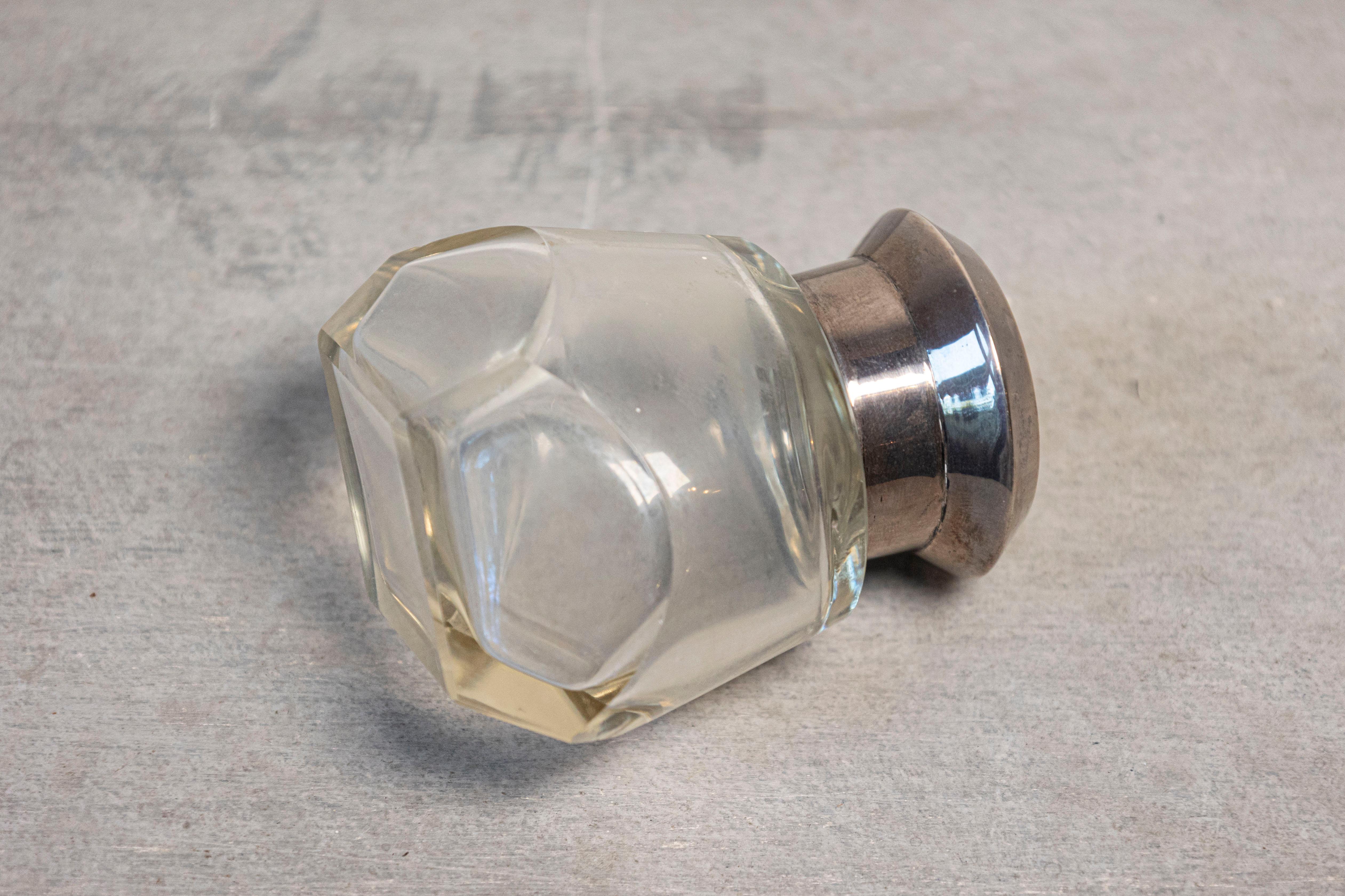 Frasco de aseo de cristal inglés de Birmingham con tapa de plata, hacia 1924 en Bueno estado para la venta en Atlanta, GA