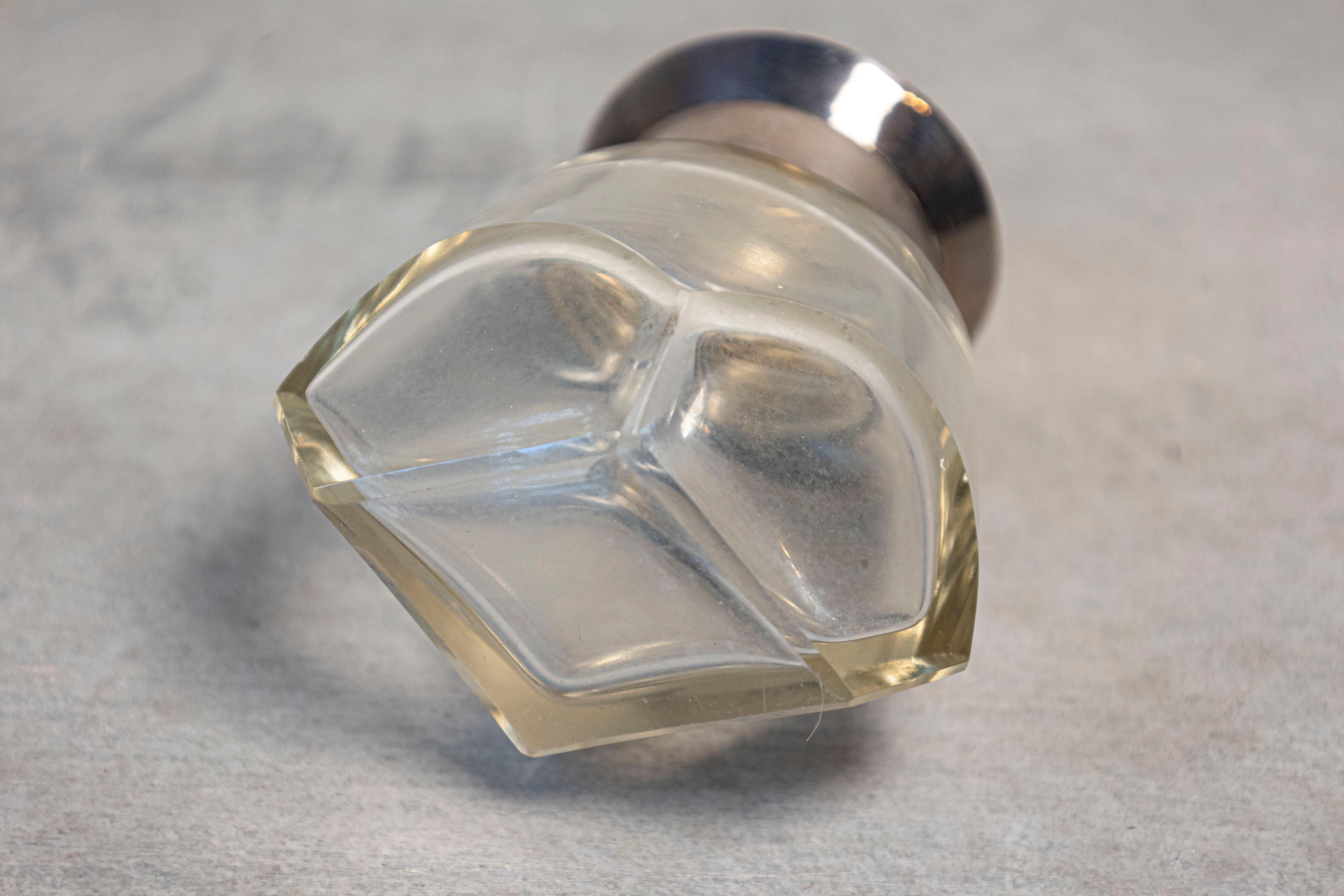 Frasco de aseo de cristal inglés de Birmingham con tapa de plata, hacia 1924 siglo XX en venta