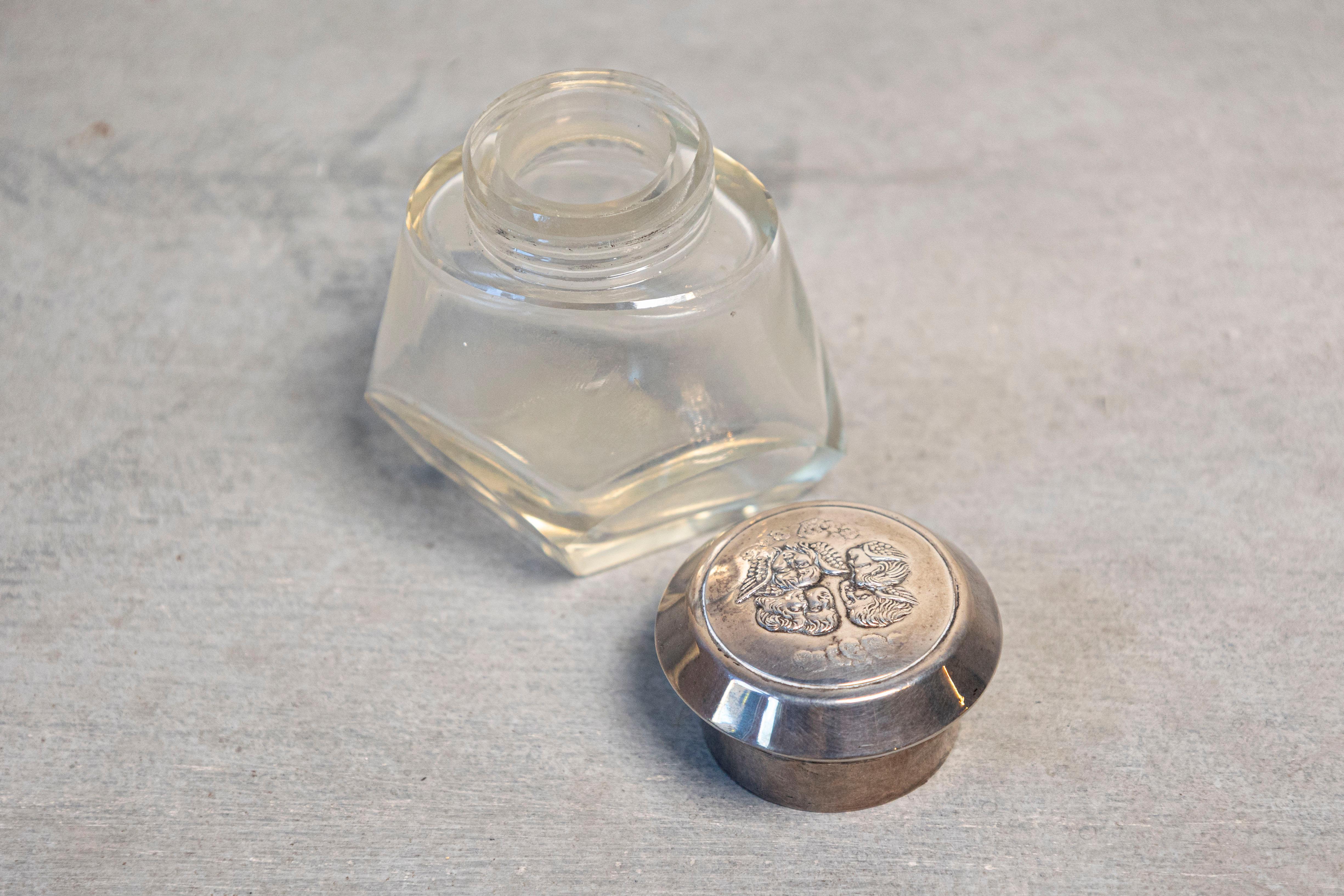 Frasco de aseo de cristal inglés de Birmingham con tapa de plata, hacia 1924 Silver en venta