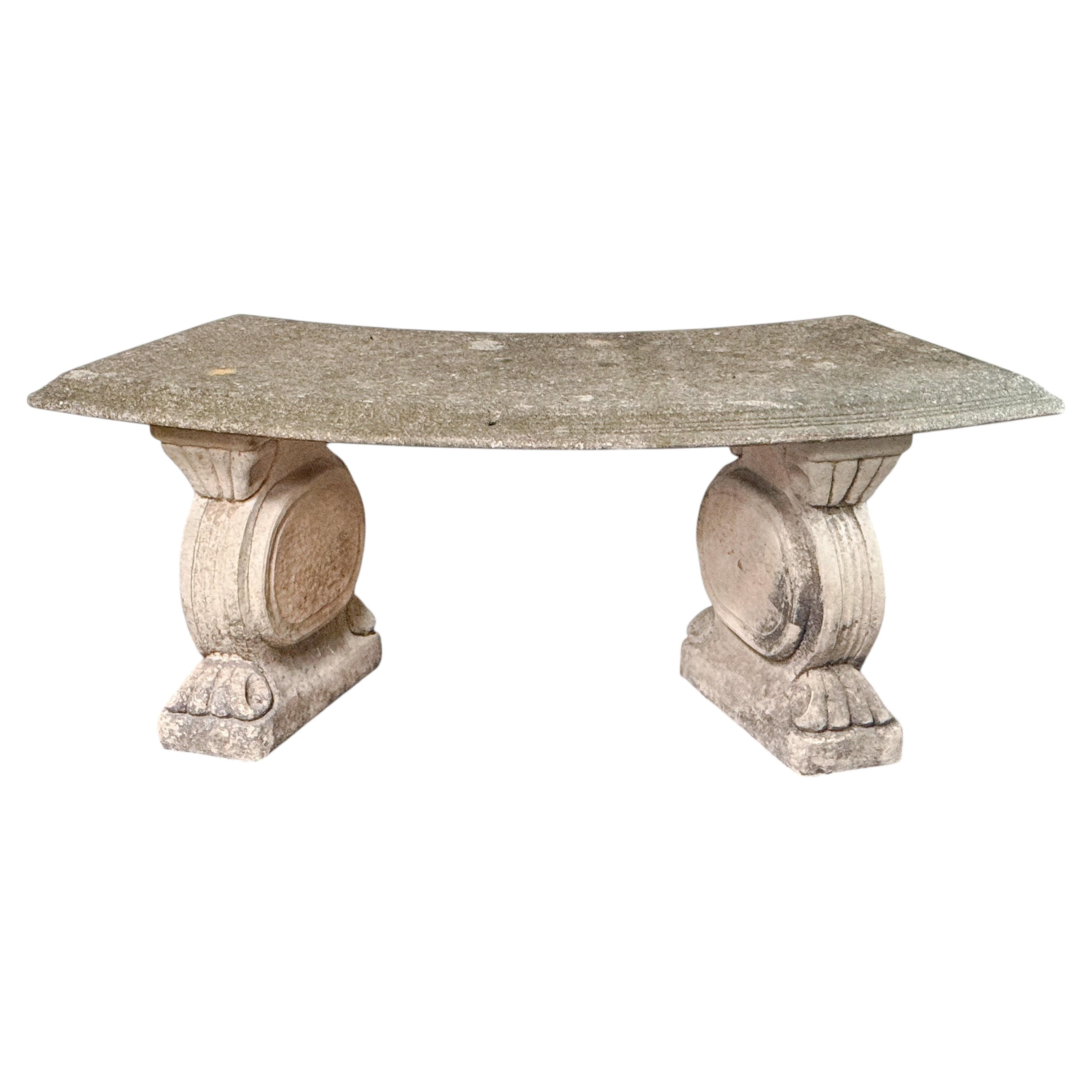 Banc de jardin anglais incurvé en pierre avec supports de base à volutes et tête de lion