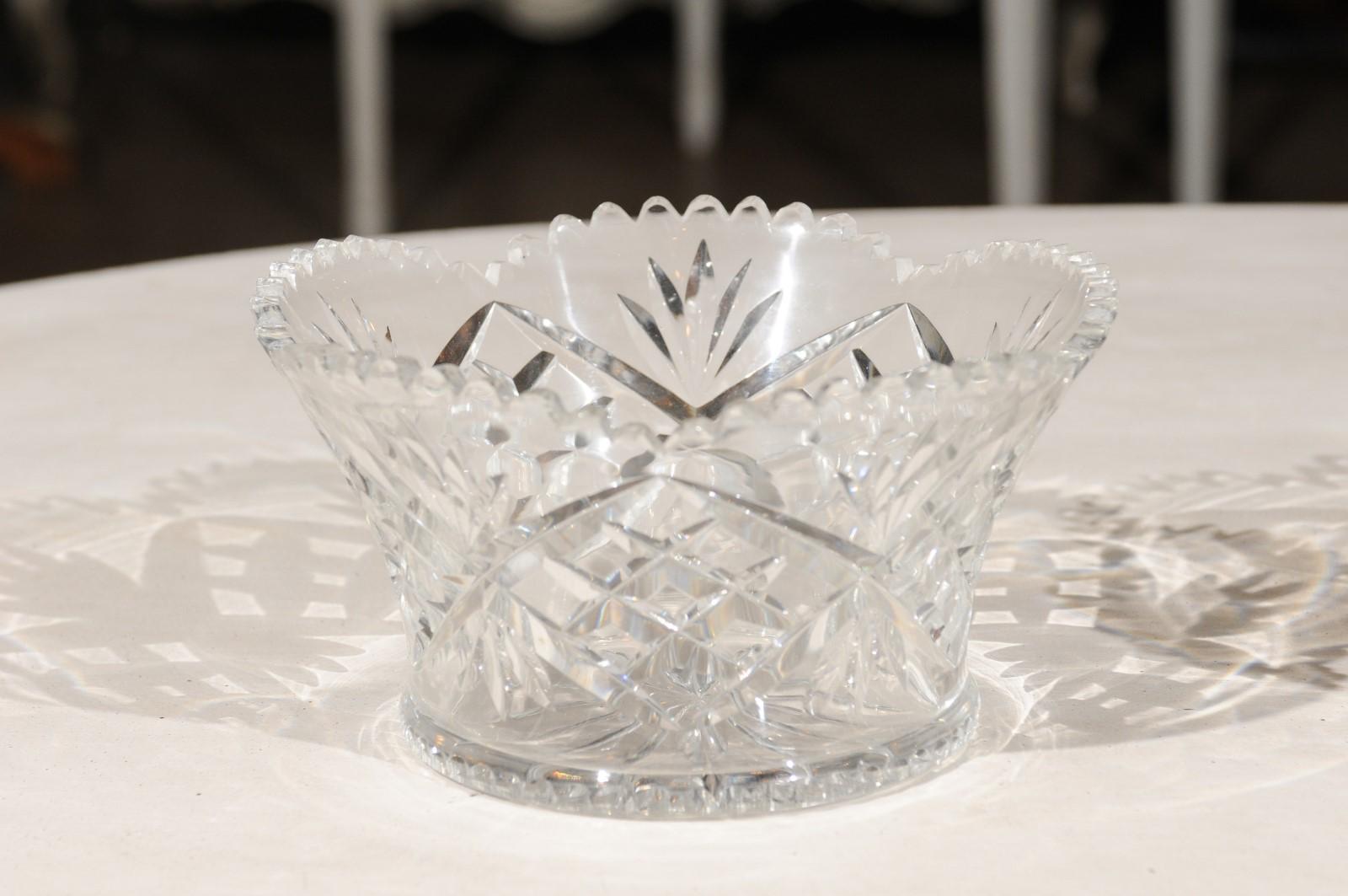 20ième siècle Bol en cristal taillé anglais avec plateau festonné et motifs de diamants, vers 1900 en vente
