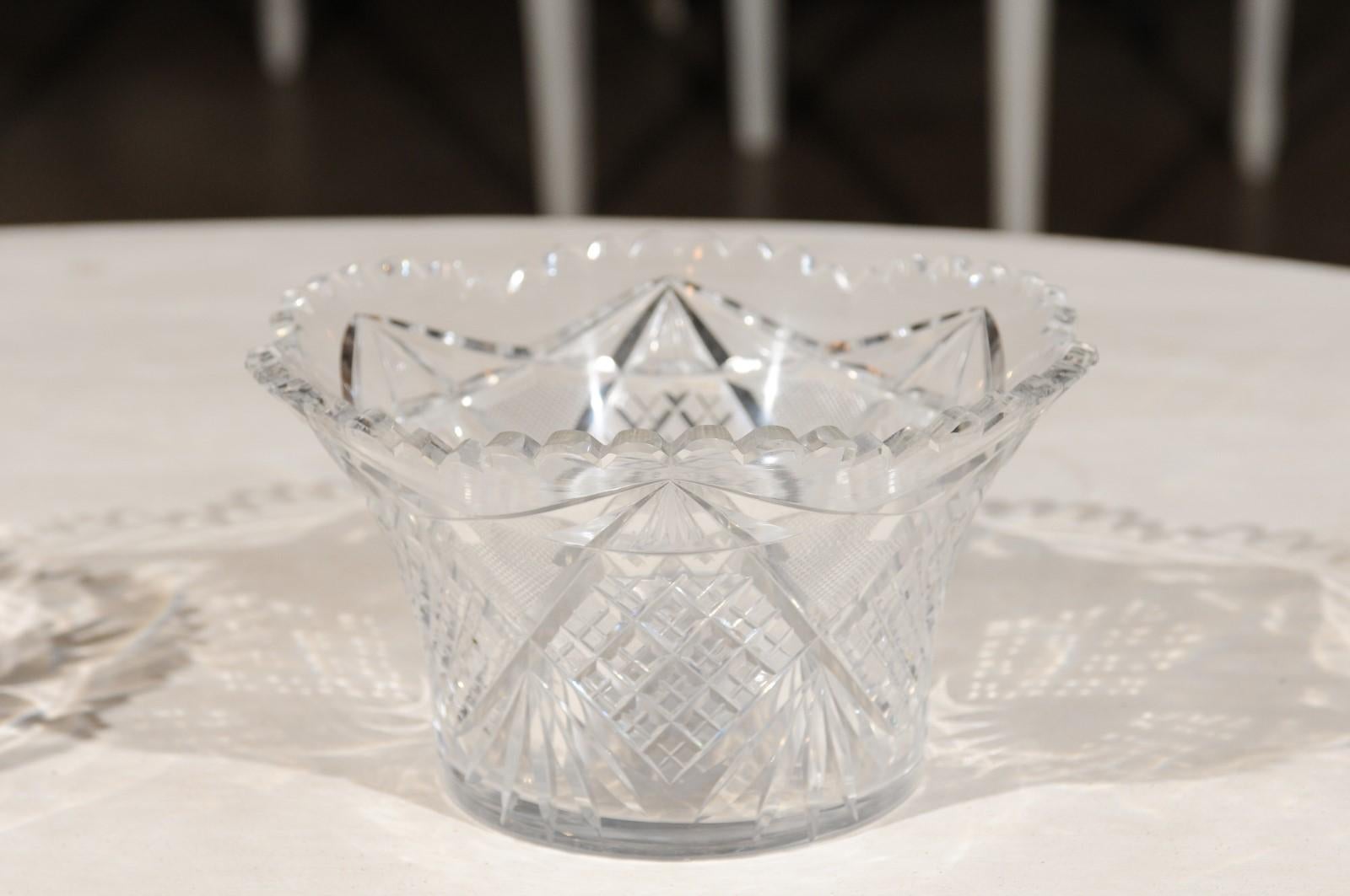 Cristal Bol en cristal taillé anglais avec plateau festonné et motifs de diamants, vers 1900 en vente