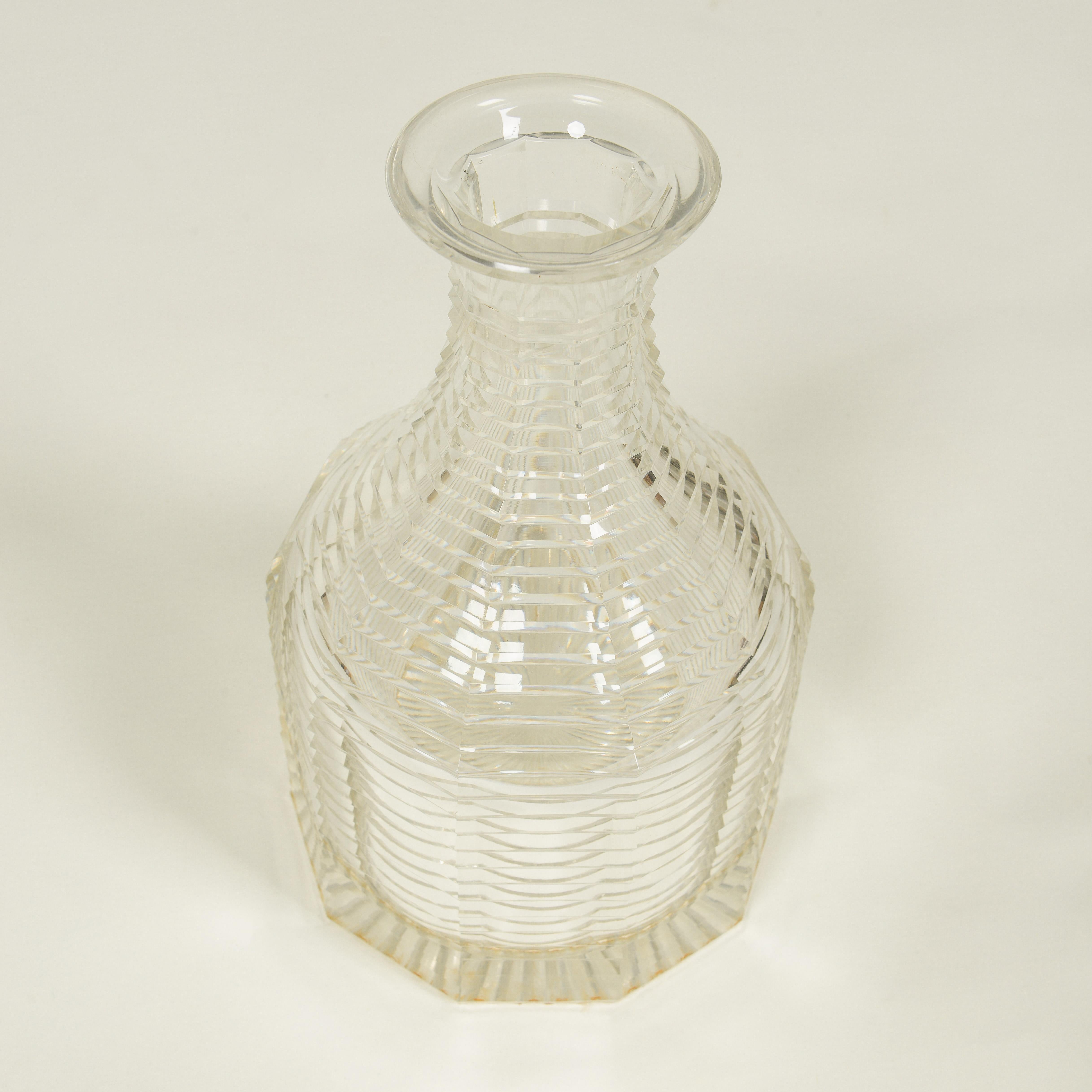English Cut Crystal Decanter In Excellent Condition For Sale In New York, NY