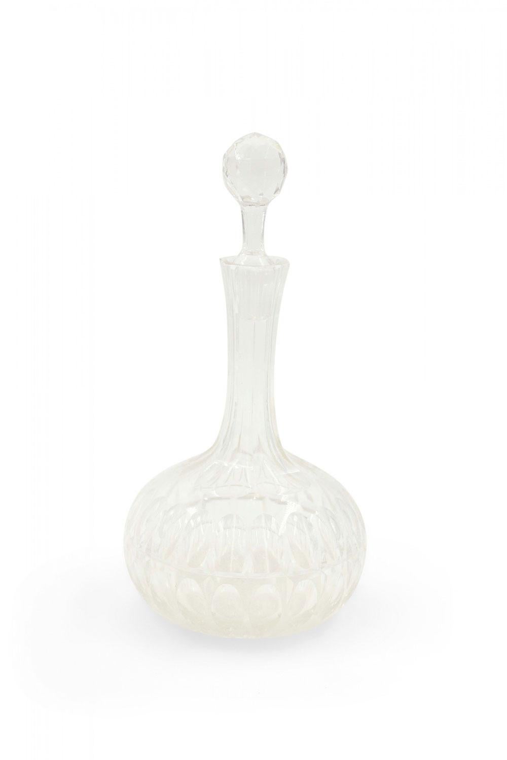 Carafe en cristal taillé de style victorien anglais avec un long col et une base bulbeuse avec un bouchon à facettes attenant.