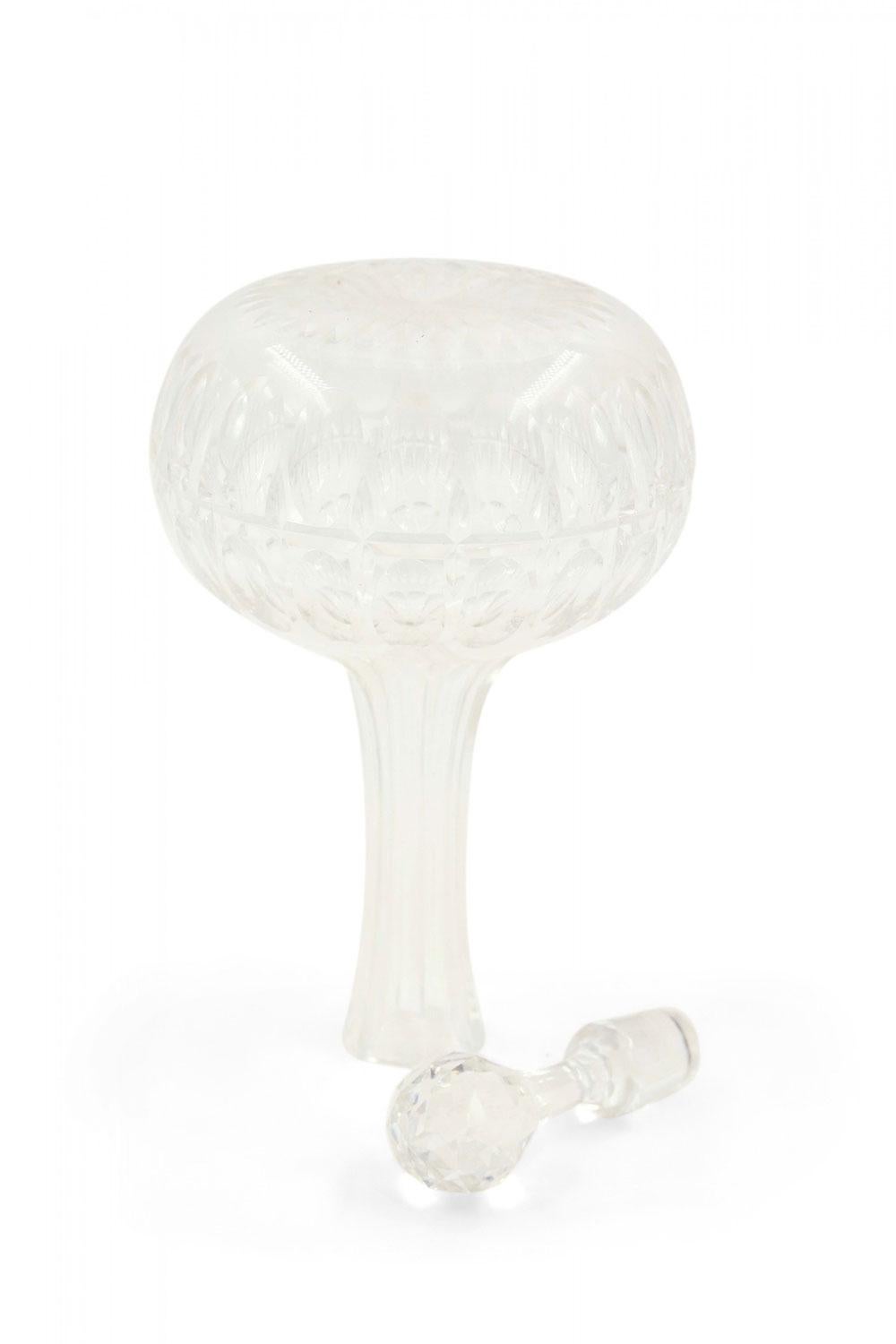 Britannique Carafe à bouchon en cristal taillé anglais en vente