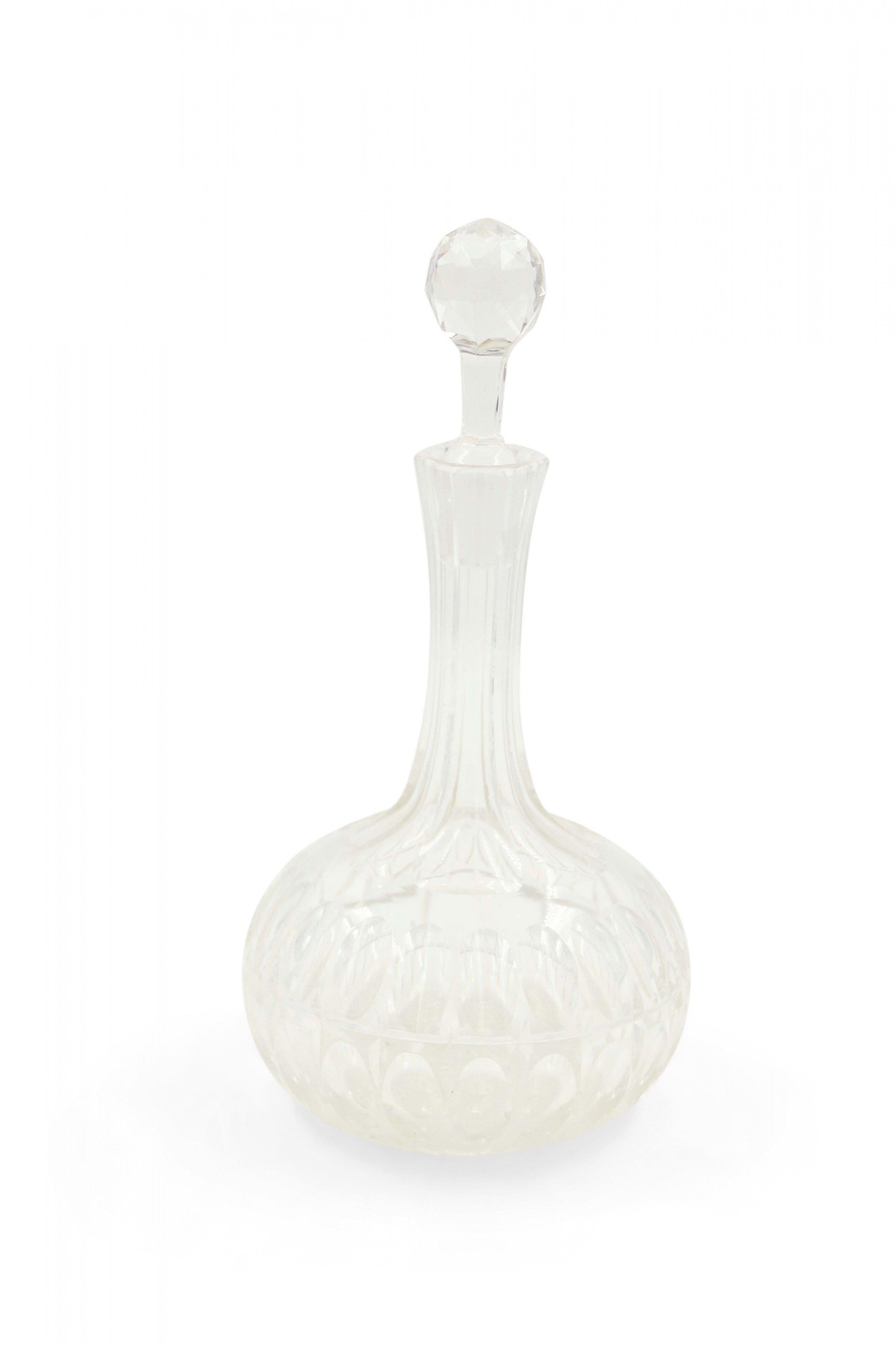 English Cut Crystal Stoppered Decanter In Good Condition For Sale In New York, NY