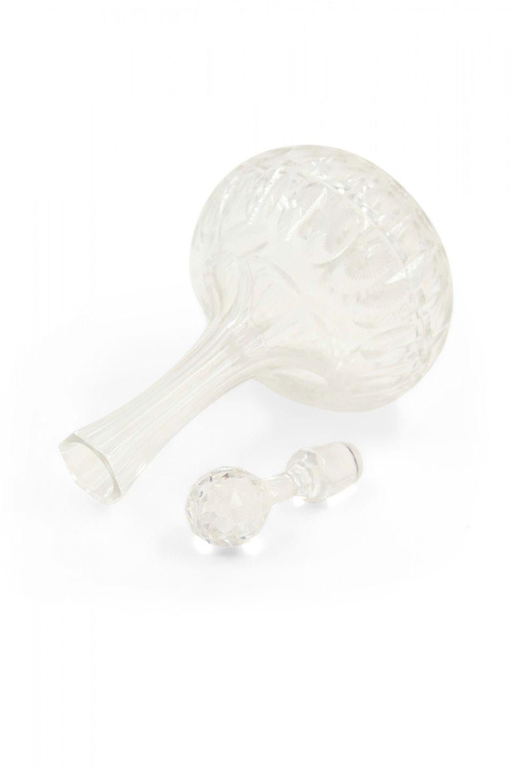 Facetté Carafe à bouchon en cristal taillé anglais en vente