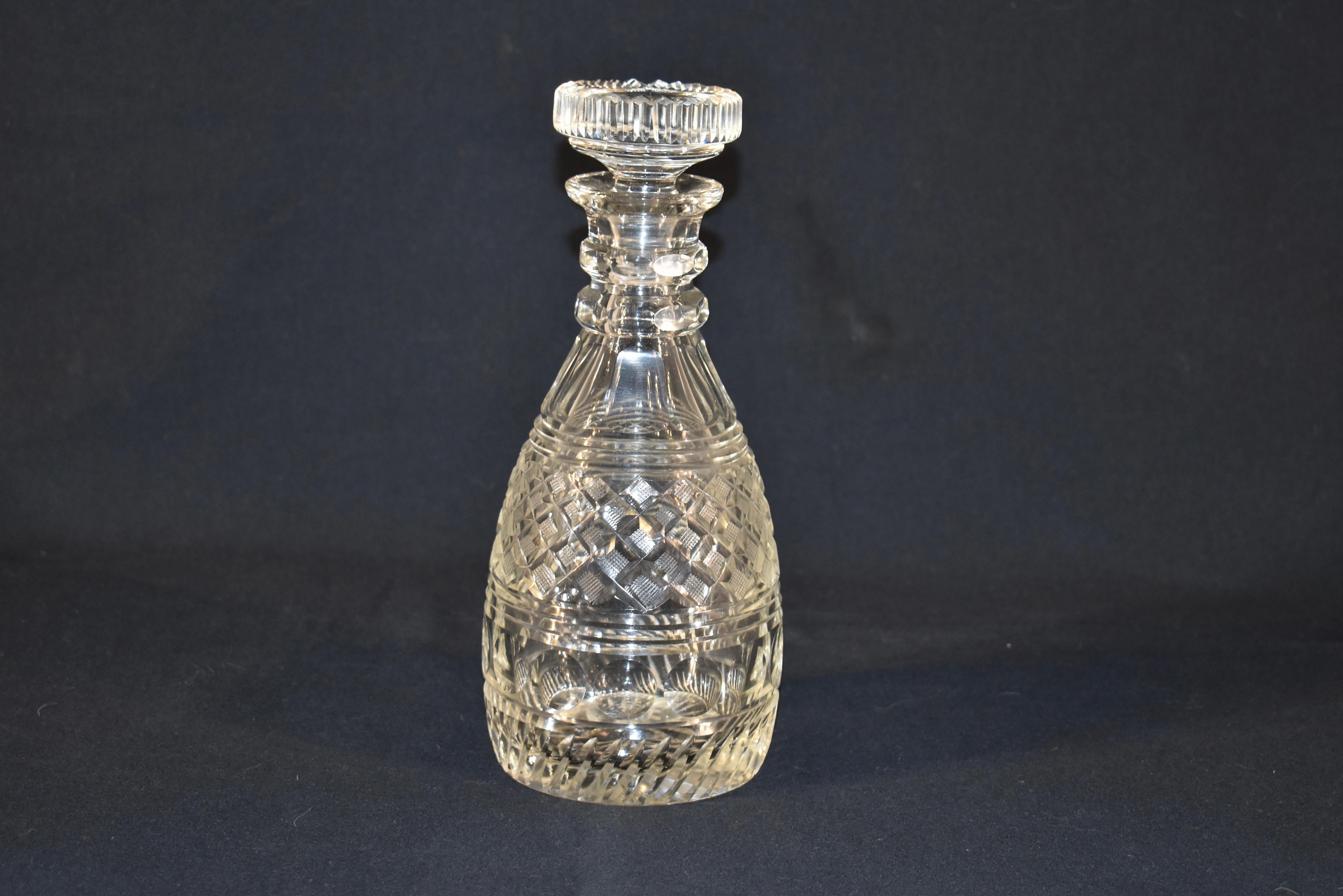CIRCA 1930 geschliffene Glaskaraffe mit Originalstopfen.  Das Design ist sehr detailliert und hat viele facettierte Kanten und Ätzungen, die es noch eleganter machen.  Das wäre ein schönes Geschenk für die Person, die alles hat!
