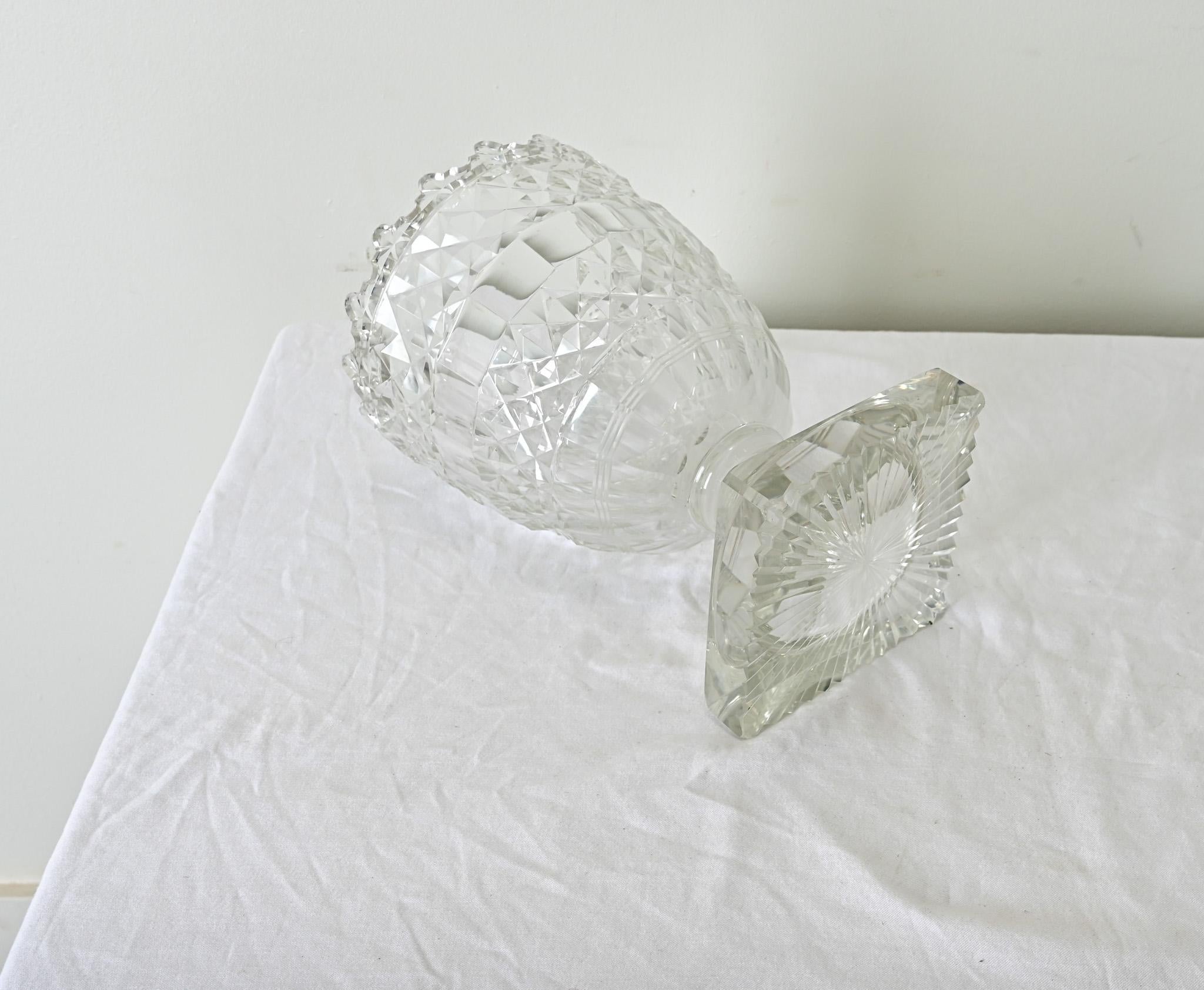 Große Vase aus englischem Schnittglas im Angebot 3