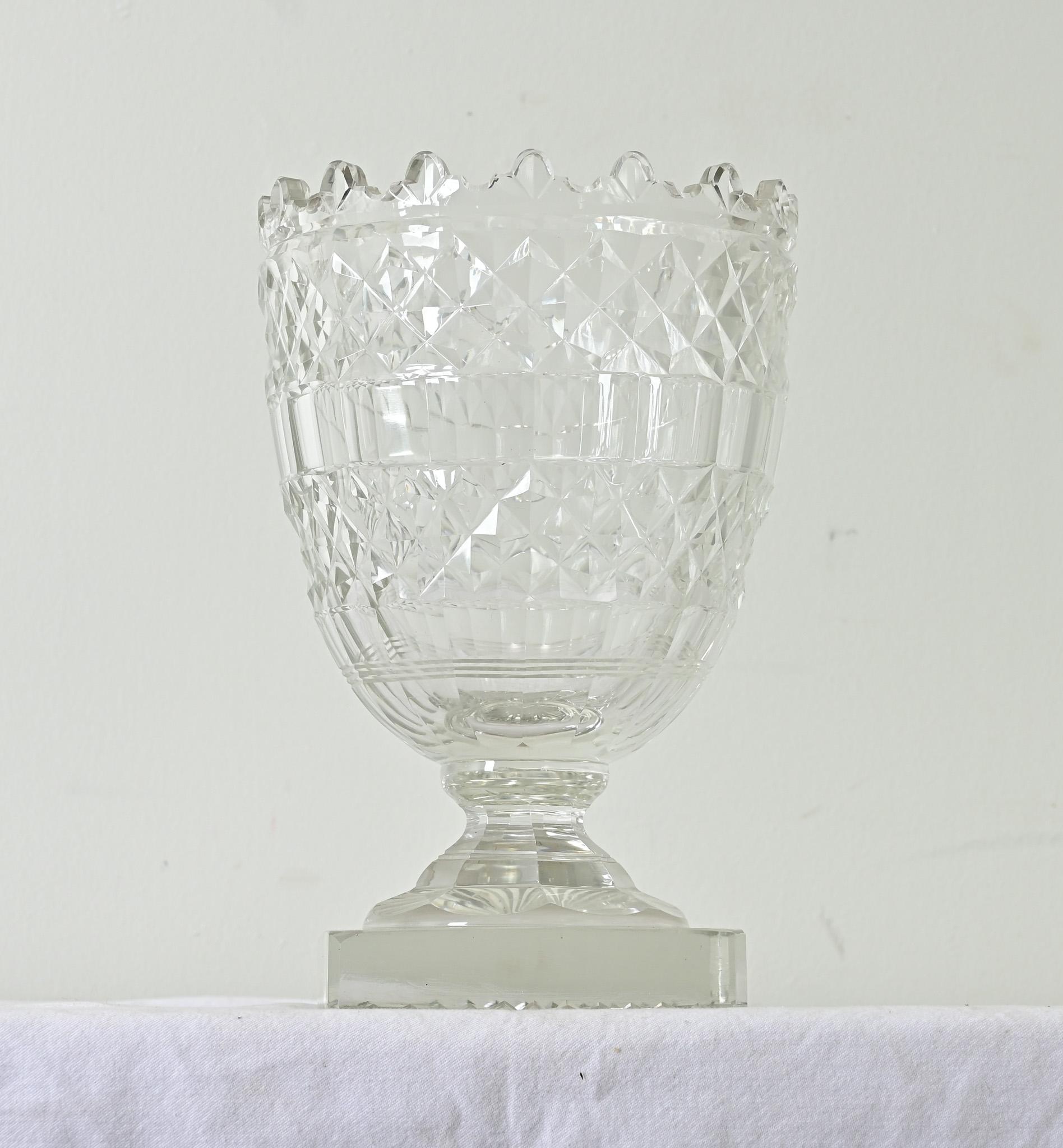 Große Vase aus englischem Schnittglas (Englisch) im Angebot