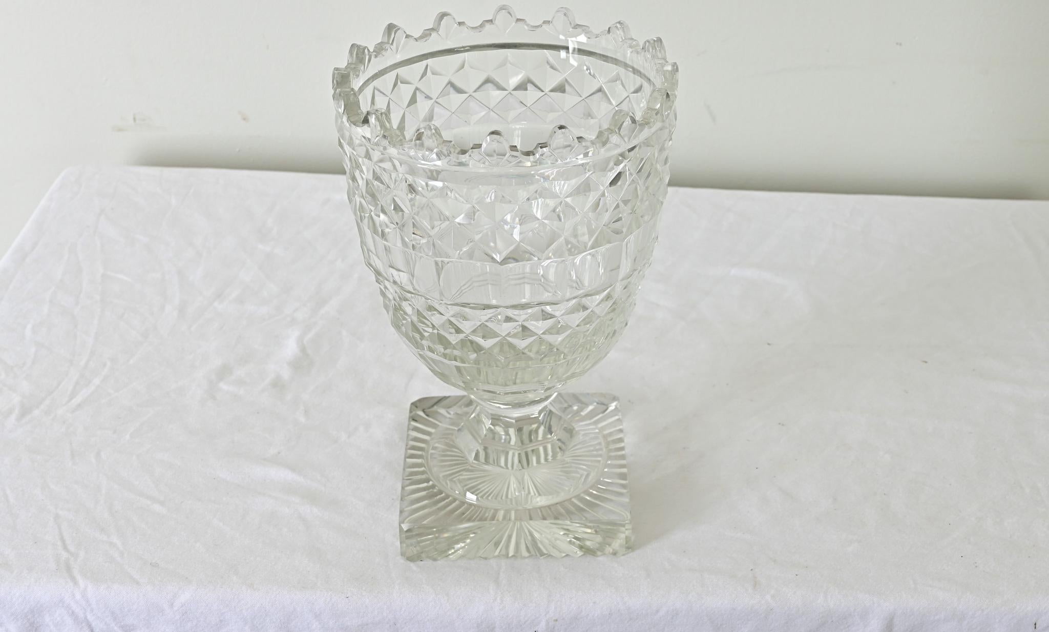Große Vase aus englischem Schnittglas im Zustand „Gut“ im Angebot in Baton Rouge, LA