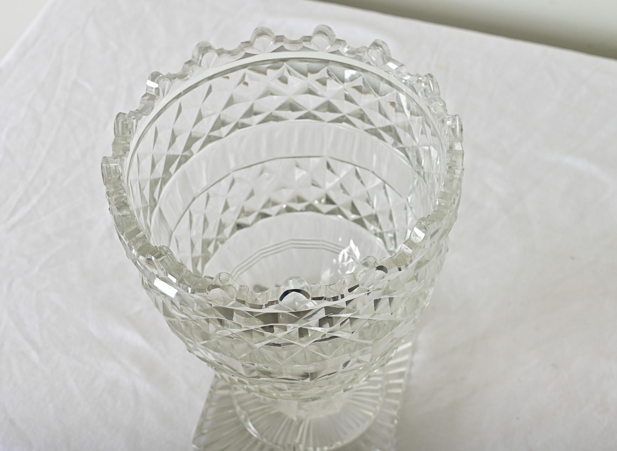 Große Vase aus englischem Schnittglas (20. Jahrhundert) im Angebot